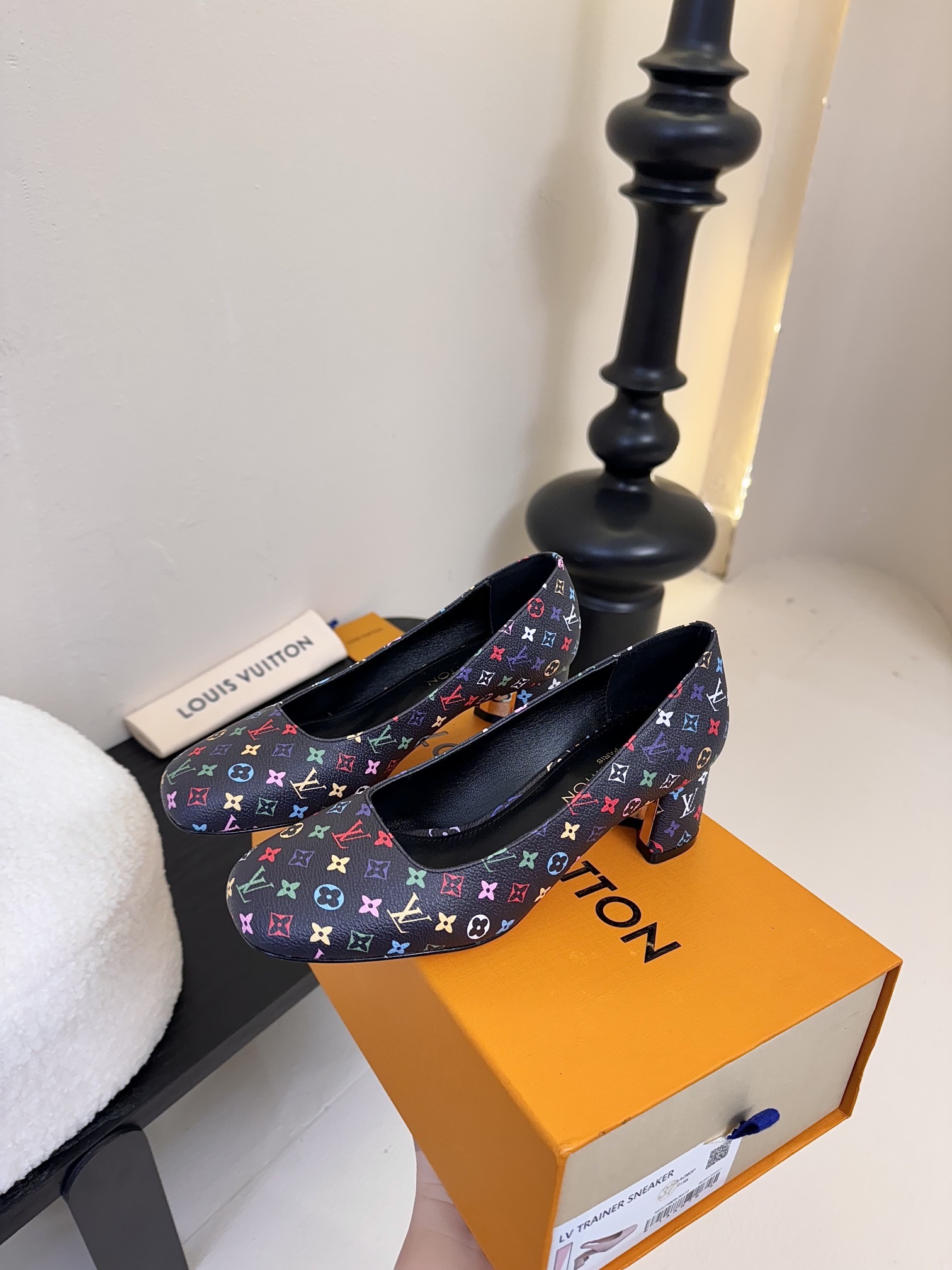 Louis Vuitton LV Swing ้ซ่ท้๐ฅๆ็ซๆๆฐ้ๅฑ่ท็ไธฝ็ๅ็ฉบ็ฒ่ทๅ้ๅญๆฏๆ ้ซ่ทๅ้