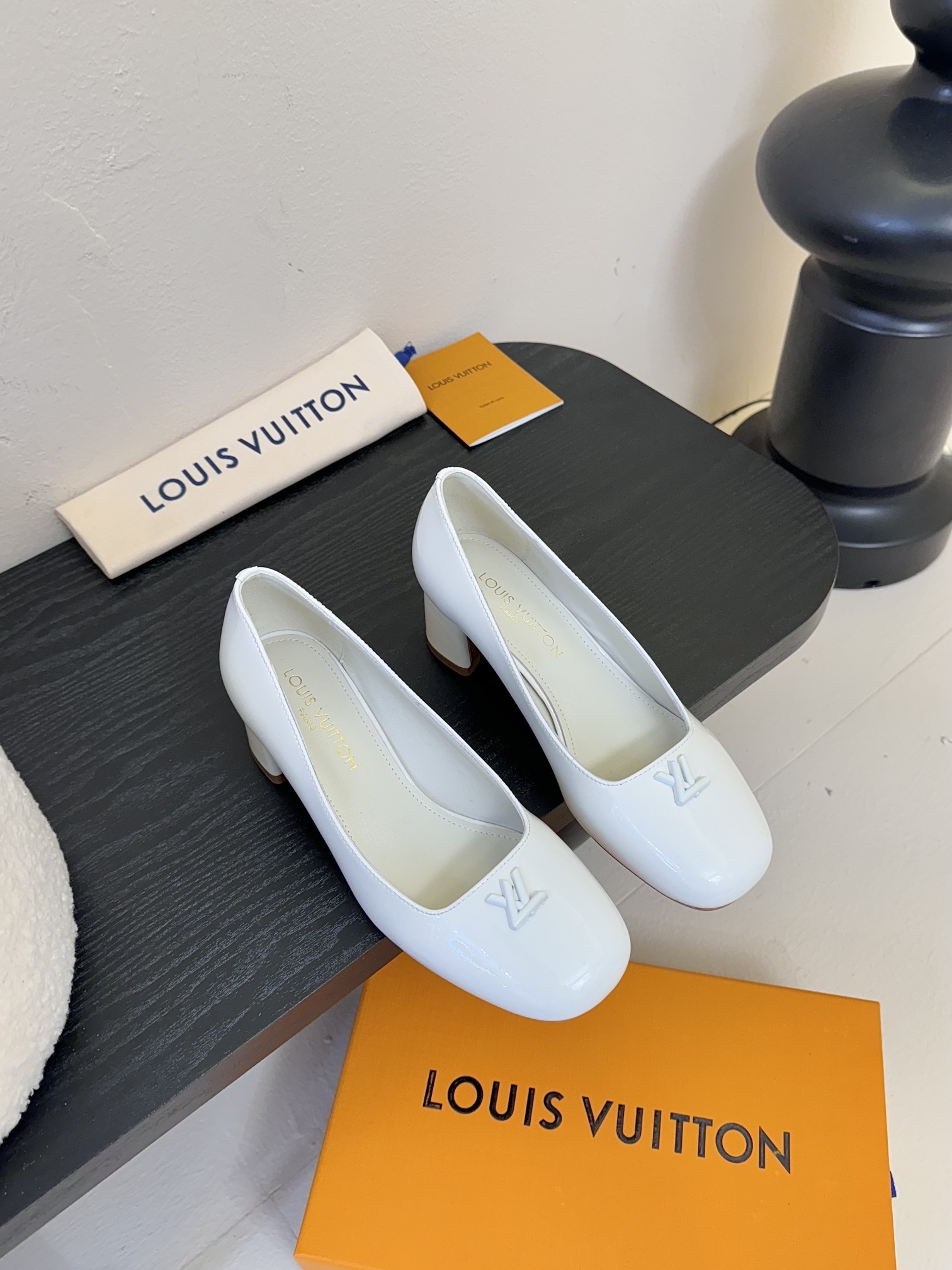 Louis Vuitton LV Swing ้ซ่ท้๐ฅๆ็ซๆๆฐ้ๅฑ่ท็ไธฝ็ๅ็ฉบ็ฒ่ทๅ้ๅญๆฏๆ ้ซ่ทๅ้