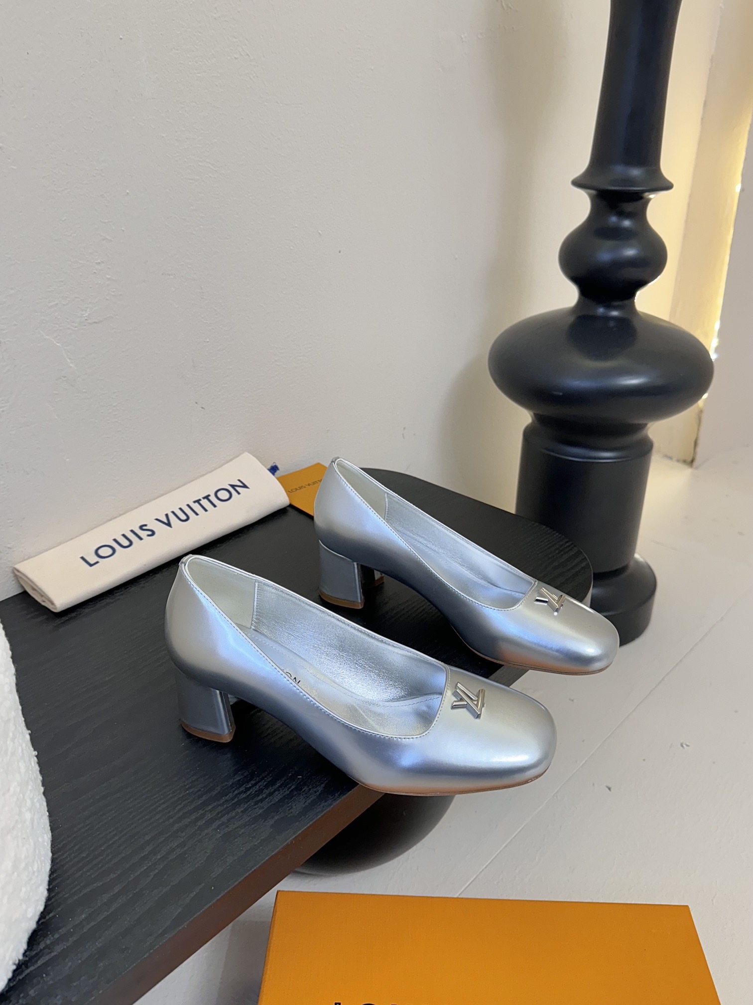 
Louis Vuitton LV Swing 高跟鞋🔥最火最新金属跟玛丽珍后空粗跟凉鞋字母标高跟单鞋
