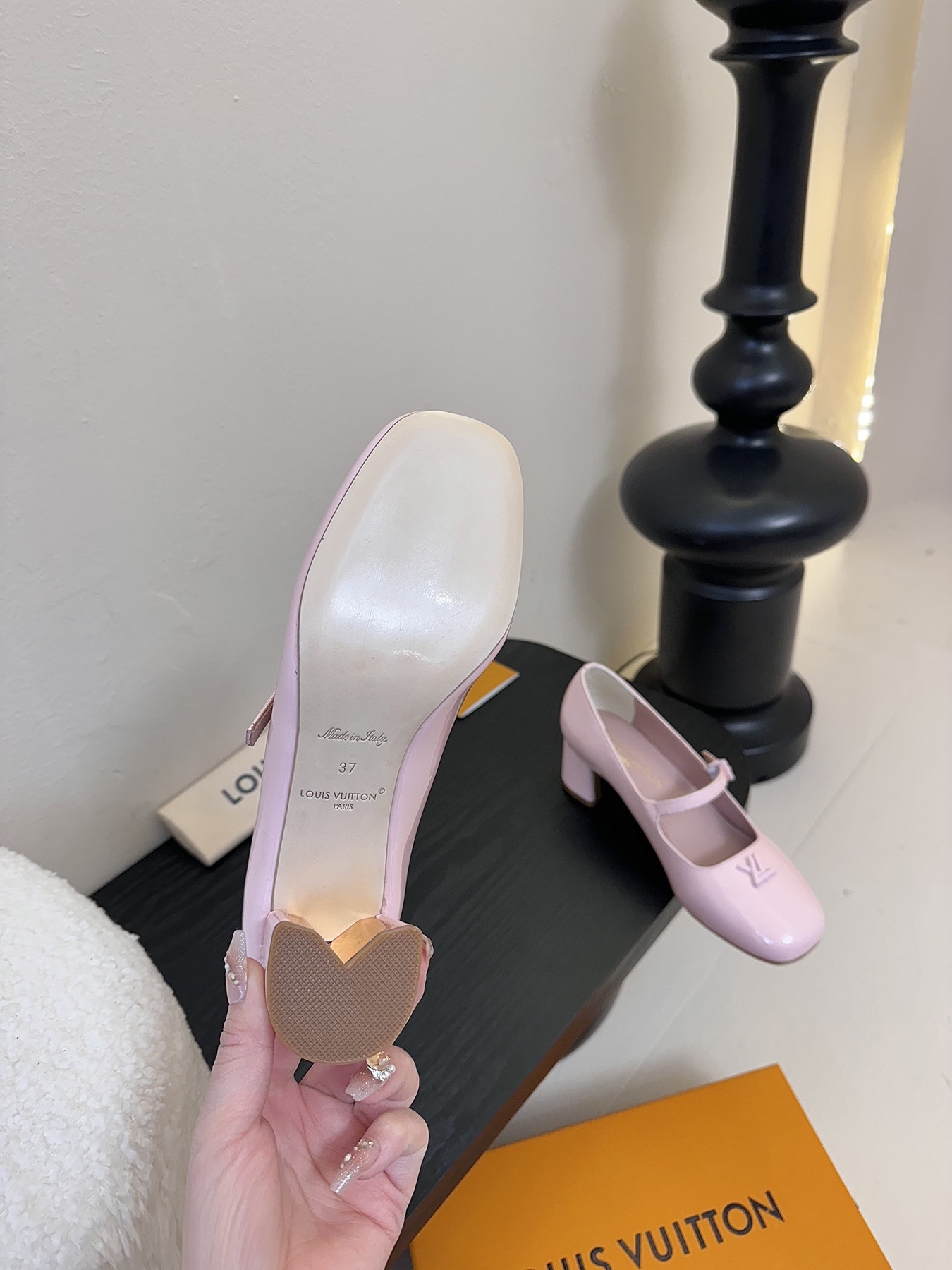 Louis Vuitton LV Swing ้ซ่ท้๐ฅๆ็ซๆๆฐ้ๅฑ่ท็ไธฝ็ๅ็ฉบ็ฒ่ทๅ้ๅญๆฏๆ ้ซ่ทๅ้