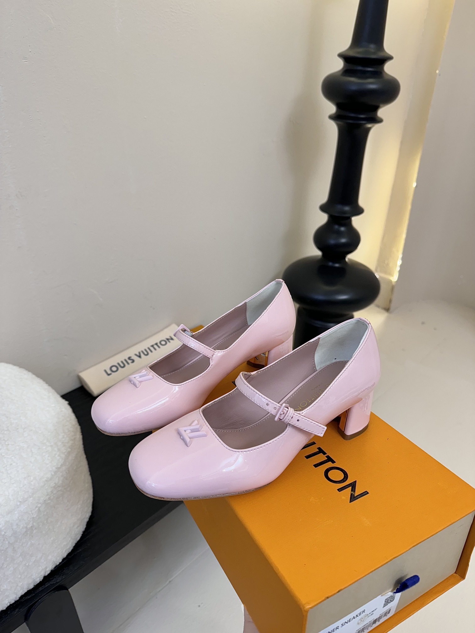Louis Vuitton LV Swing ้ซ่ท้๐ฅๆ็ซๆๆฐ้ๅฑ่ท็ไธฝ็ๅ็ฉบ็ฒ่ทๅ้ๅญๆฏๆ ้ซ่ทๅ้
