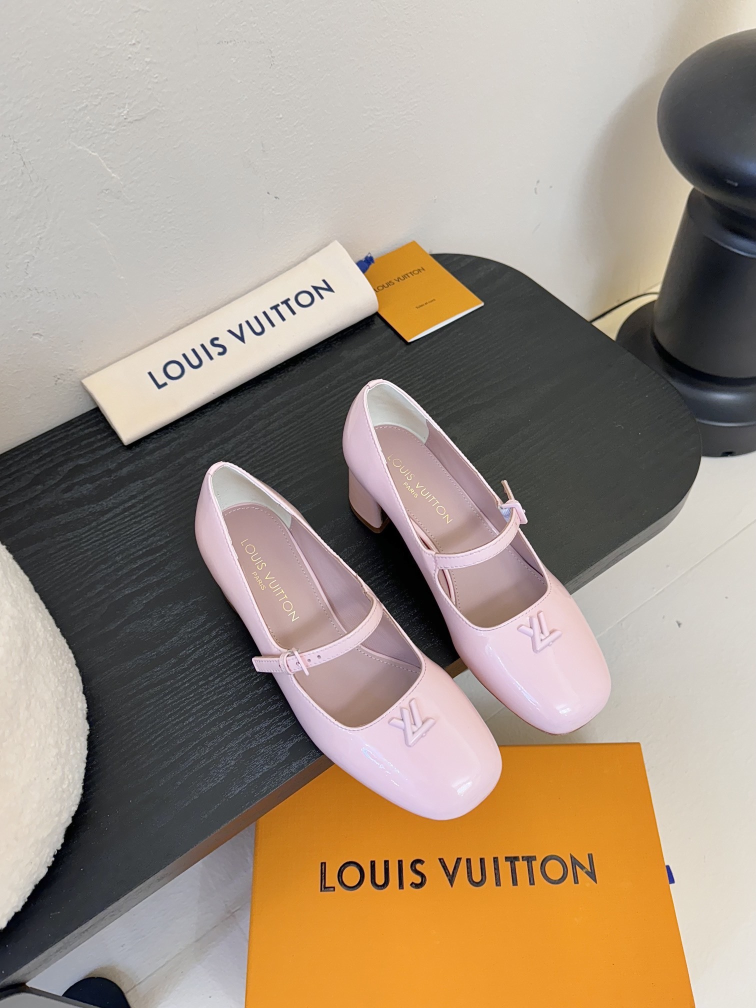 Louis Vuitton LV Swing ้ซ่ท้๐ฅๆ็ซๆๆฐ้ๅฑ่ท็ไธฝ็ๅ็ฉบ็ฒ่ทๅ้ๅญๆฏๆ ้ซ่ทๅ้