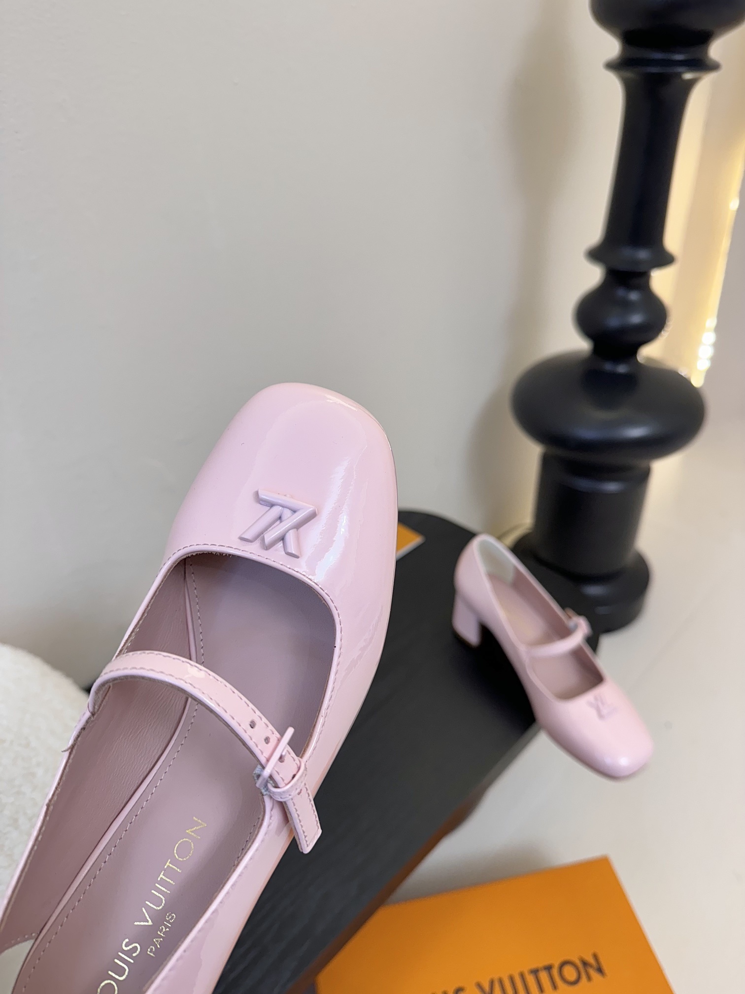 Louis Vuitton LV Swing ้ซ่ท้๐ฅๆ็ซๆๆฐ้ๅฑ่ท็ไธฝ็ๅ็ฉบ็ฒ่ทๅ้ๅญๆฏๆ ้ซ่ทๅ้