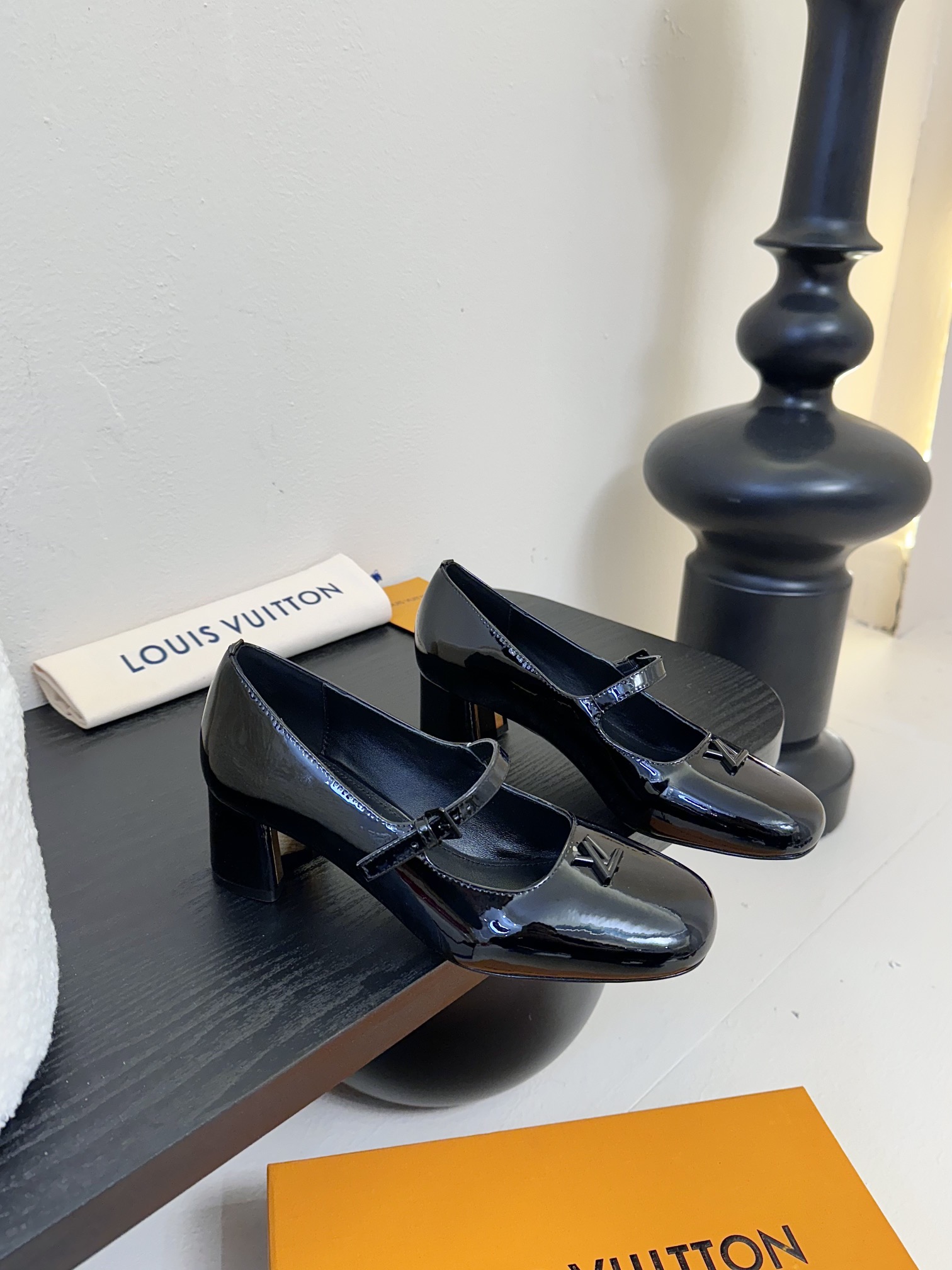 
Louis Vuitton LV Swing 高跟鞋🔥最火最新金属跟玛丽珍后空粗跟凉鞋字母标高跟单鞋
