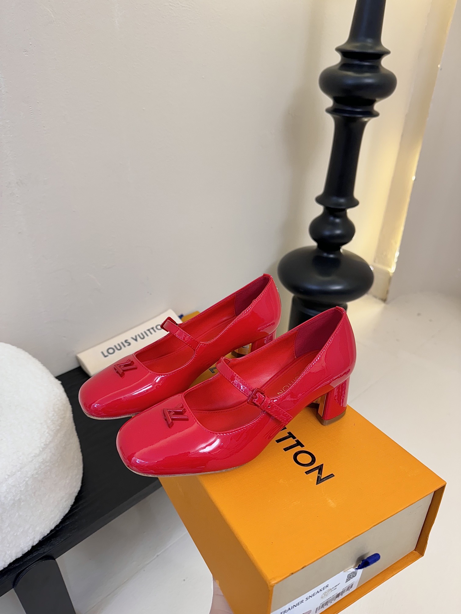 Louis Vuitton LV Swing ้ซ่ท้๐ฅๆ็ซๆๆฐ้ๅฑ่ท็ไธฝ็ๅ็ฉบ็ฒ่ทๅ้ๅญๆฏๆ ้ซ่ทๅ้