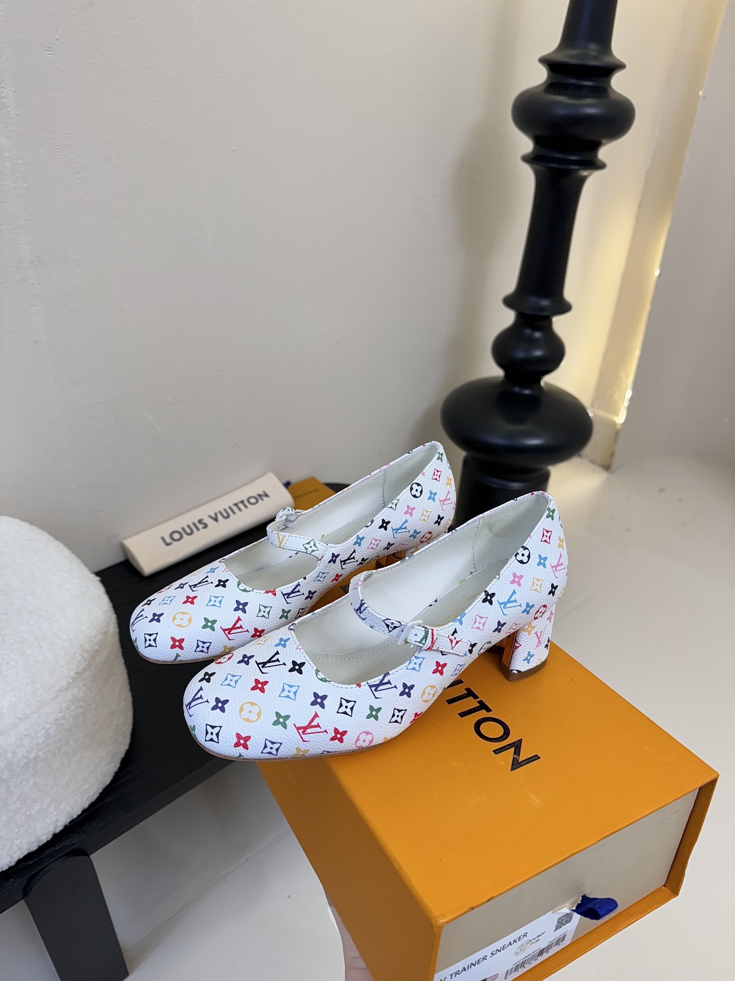 Louis Vuitton LV Swing ้ซ่ท้๐ฅๆ็ซๆๆฐ้ๅฑ่ท็ไธฝ็ๅ็ฉบ็ฒ่ทๅ้ๅญๆฏๆ ้ซ่ทๅ้