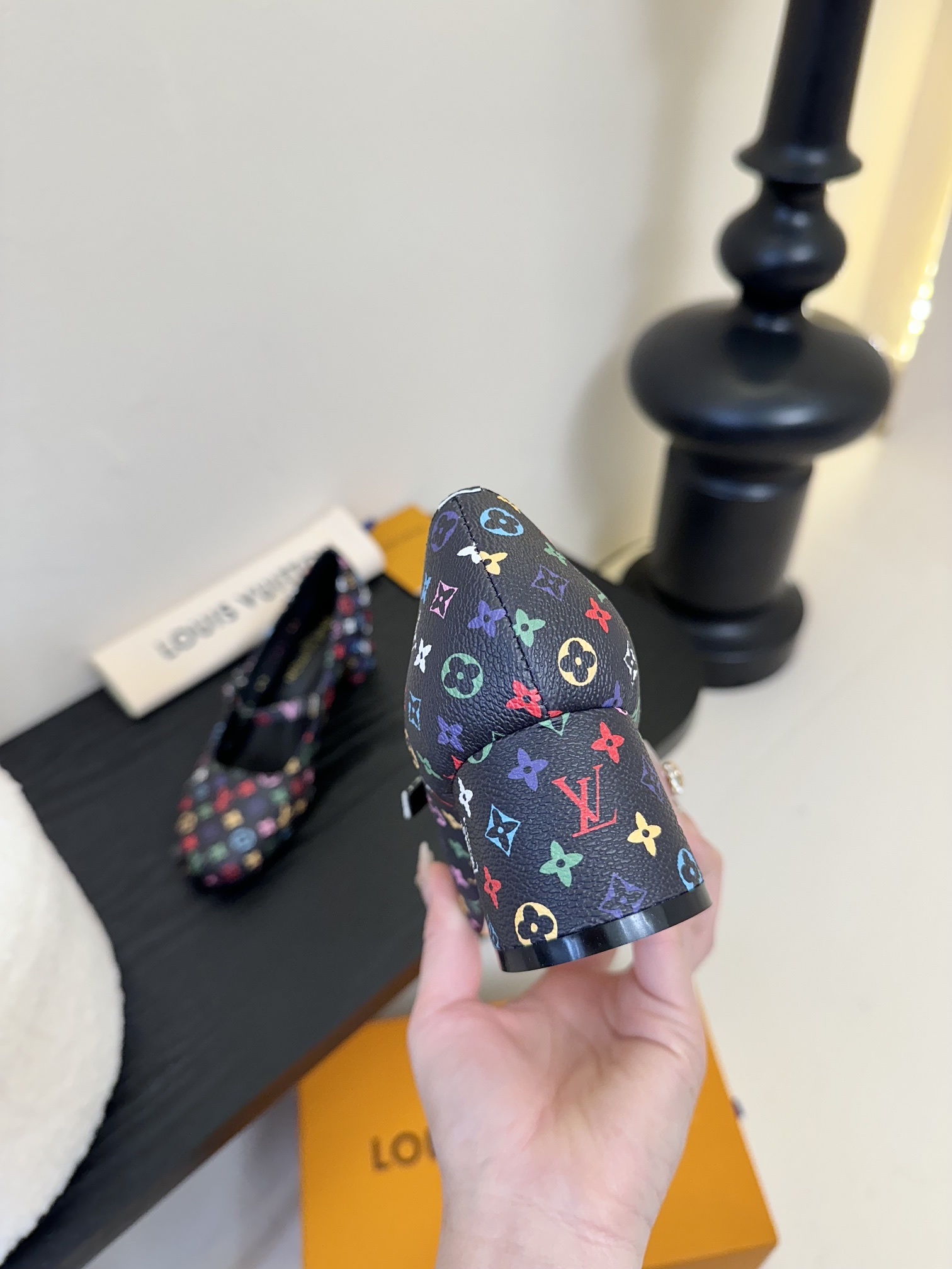 Louis Vuitton LV Swing ้ซ่ท้๐ฅๆ็ซๆๆฐ้ๅฑ่ท็ไธฝ็ๅ็ฉบ็ฒ่ทๅ้ๅญๆฏๆ ้ซ่ทๅ้