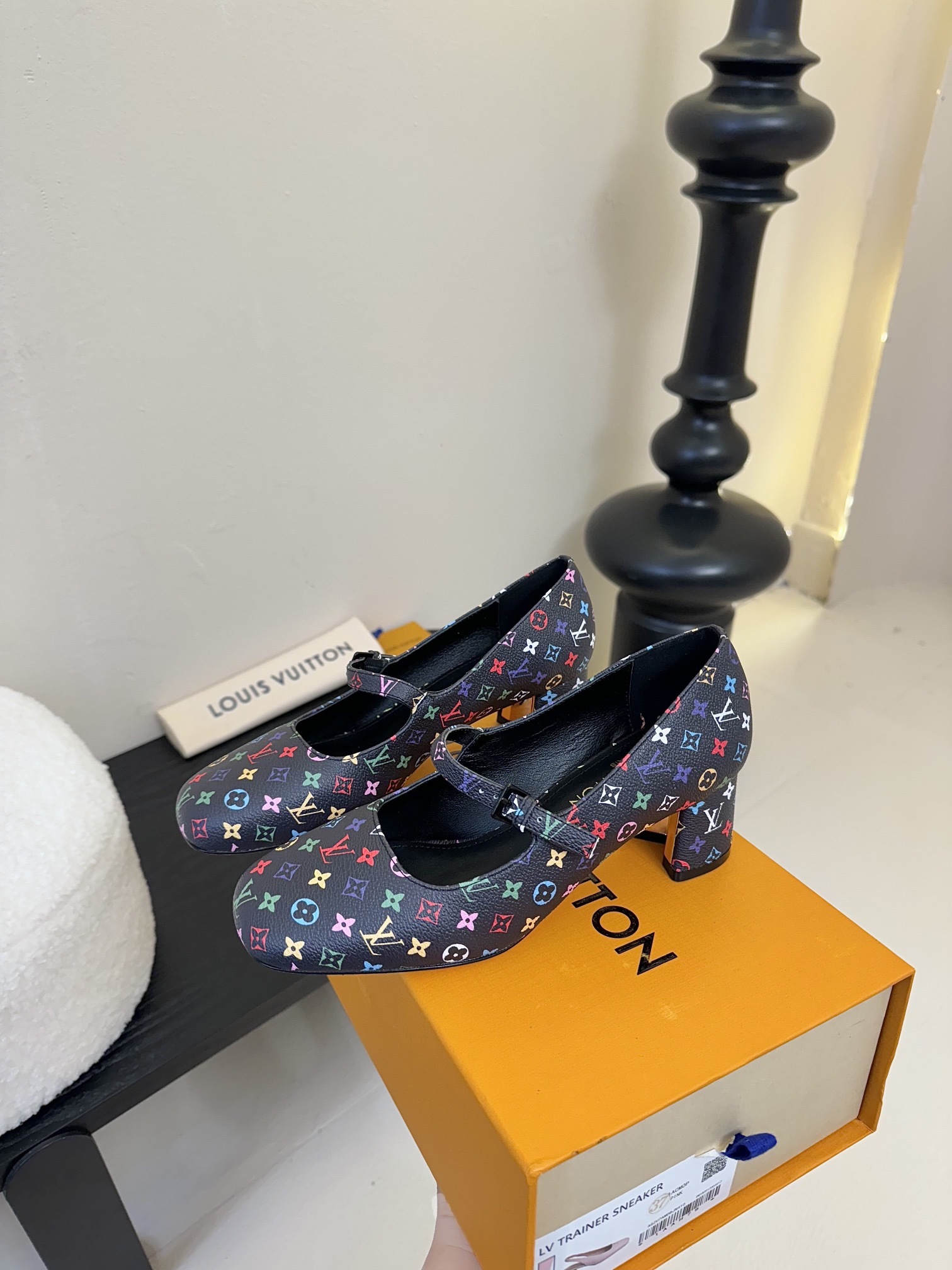 Louis Vuitton LV Swing ้ซ่ท้๐ฅๆ็ซๆๆฐ้ๅฑ่ท็ไธฝ็ๅ็ฉบ็ฒ่ทๅ้ๅญๆฏๆ ้ซ่ทๅ้