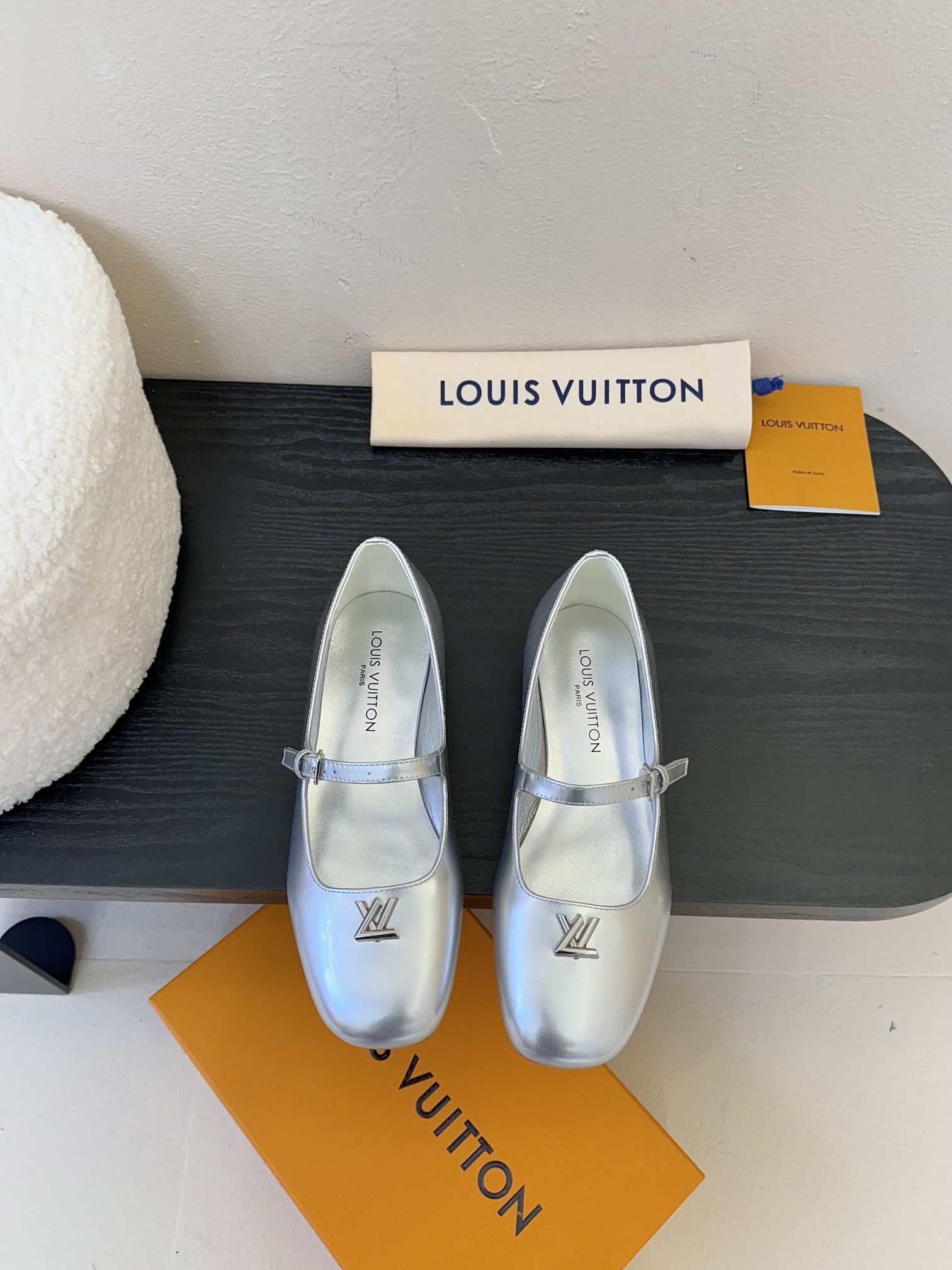 Louis Vuitton LV Swing ้ซ่ท้๐ฅๆ็ซๆๆฐ้ๅฑ่ท็ไธฝ็ๅ็ฉบ็ฒ่ทๅ้ๅญๆฏๆ ้ซ่ทๅ้