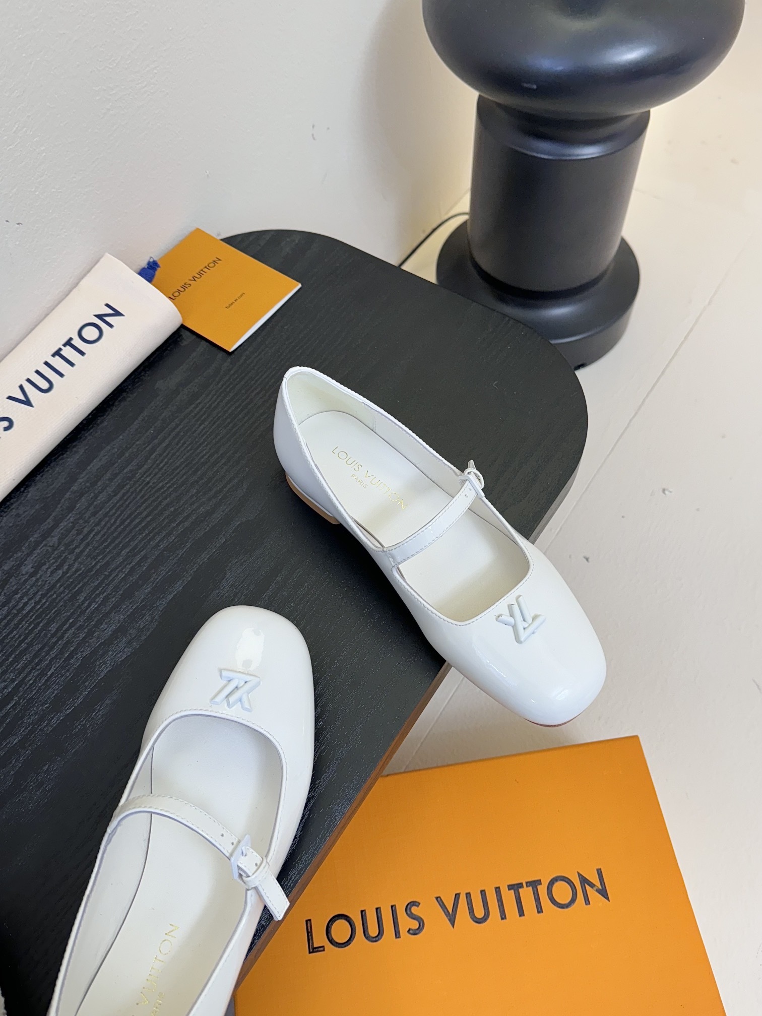 Louis Vuitton LV Swing ้ซ่ท้๐ฅๆ็ซๆๆฐ้ๅฑ่ท็ไธฝ็ๅ็ฉบ็ฒ่ทๅ้ๅญๆฏๆ ้ซ่ทๅ้