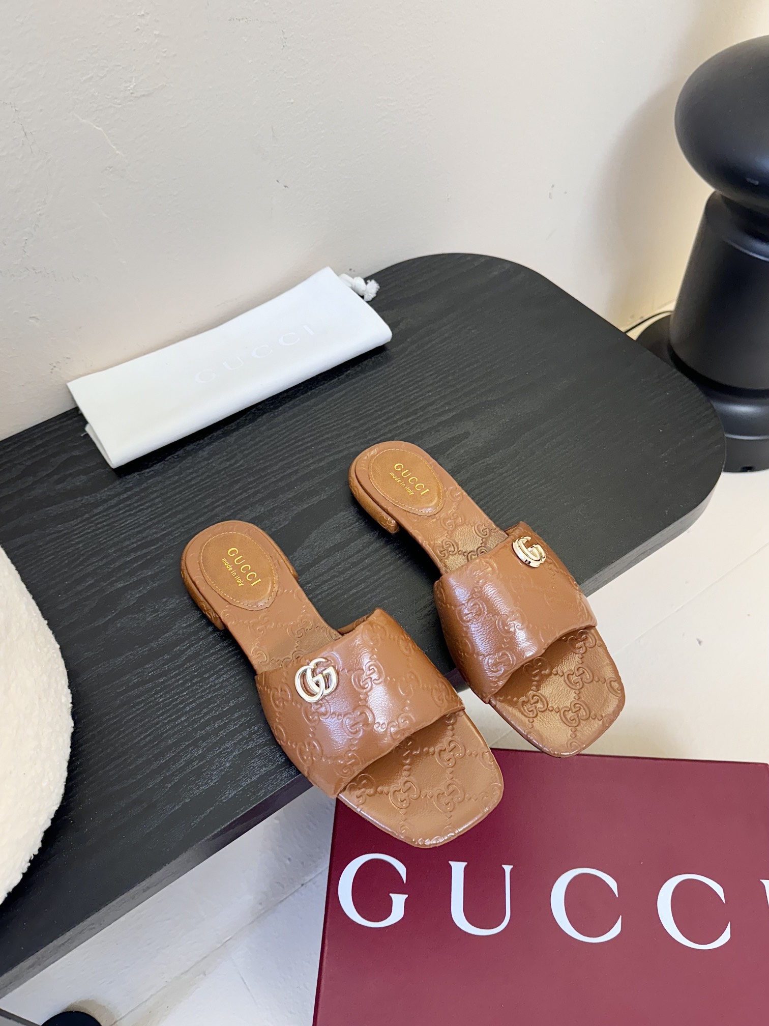 
Gucci 古驰顶级品质
面料：牛皮/字母
内里／垫脚牛皮
大底：原版意大利真皮底
码数：35-42（