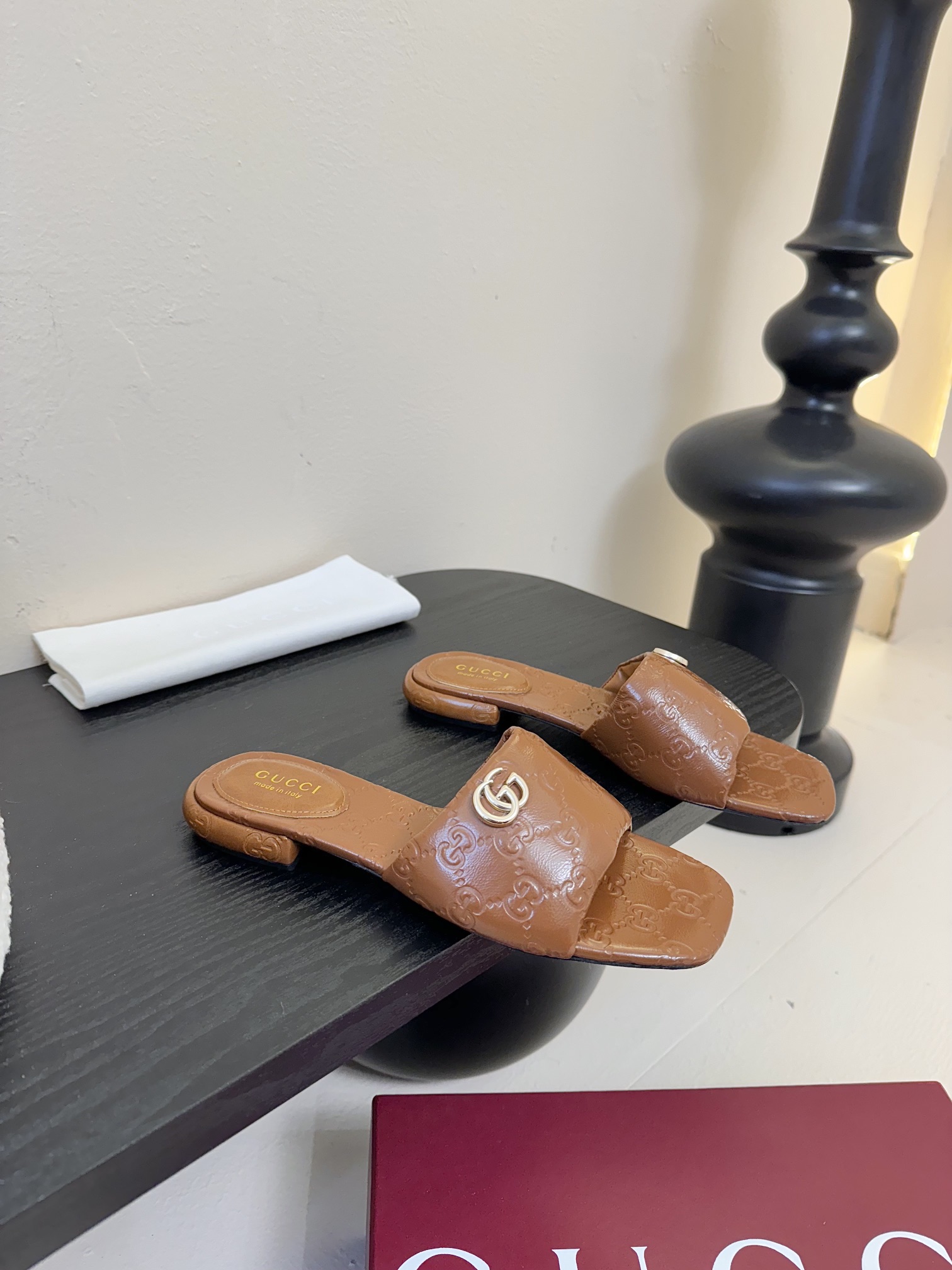 
Gucci 古驰顶级品质
面料：牛皮/字母
内里／垫脚牛皮
大底：原版意大利真皮底
码数：35-42（