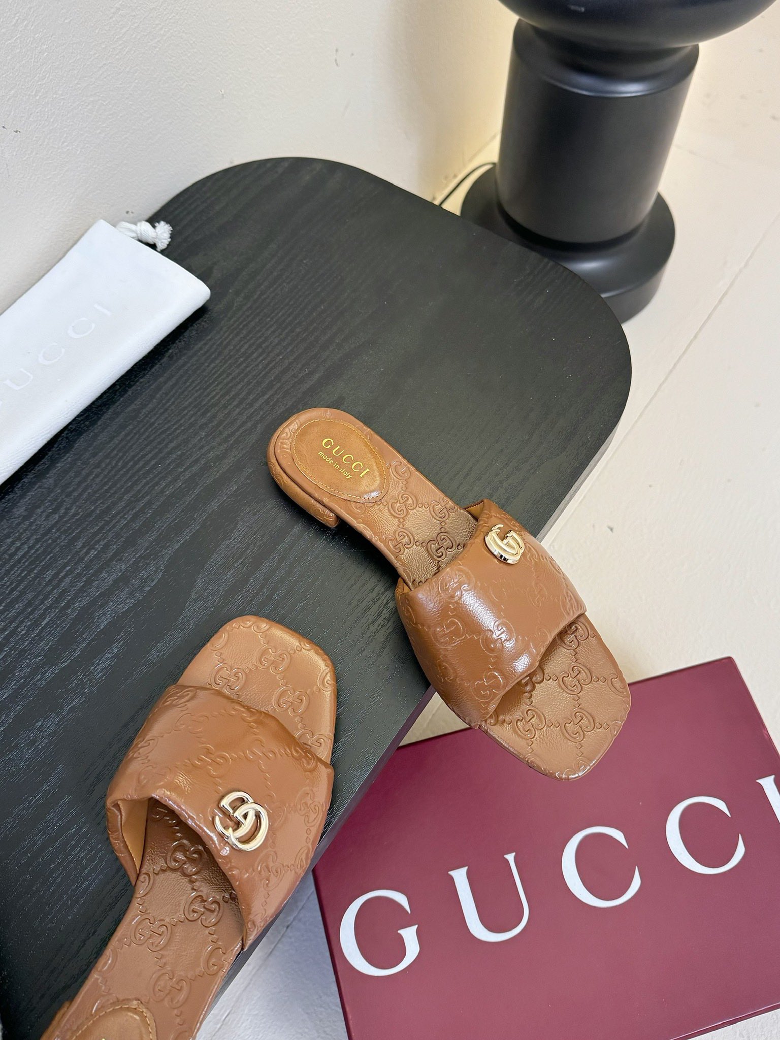 
Gucci 古驰顶级品质
面料：牛皮/字母
内里／垫脚牛皮
大底：原版意大利真皮底
码数：35-42（