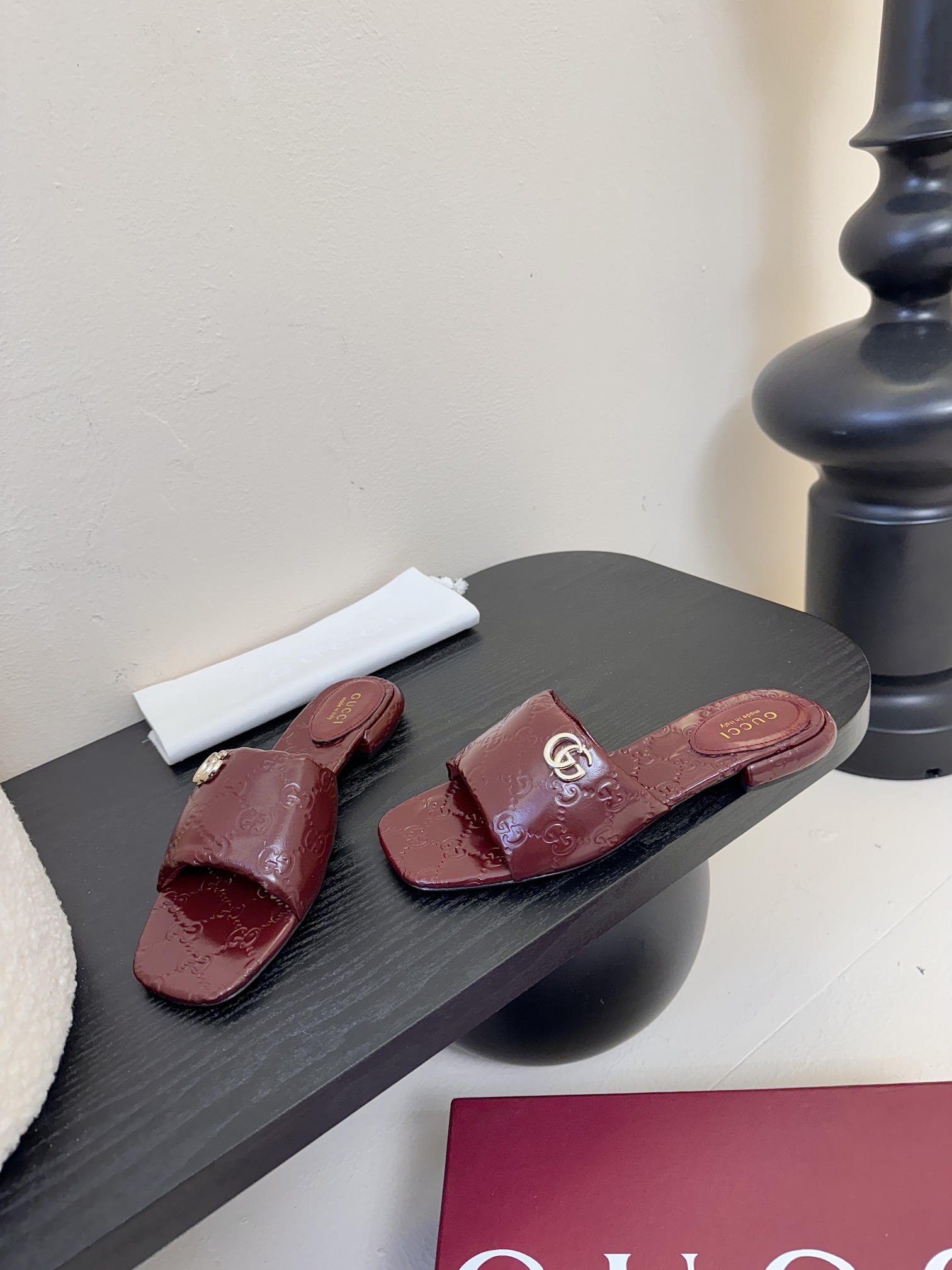 
Gucci 古驰顶级品质
面料：牛皮/字母
内里／垫脚牛皮
大底：原版意大利真皮底
码数：35-42（