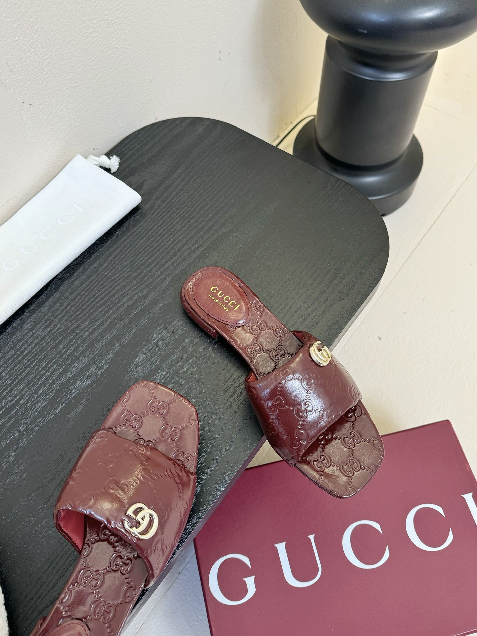 
Gucci 古驰顶级品质
面料：牛皮/字母
内里／垫脚牛皮
大底：原版意大利真皮底
码数：35-42（