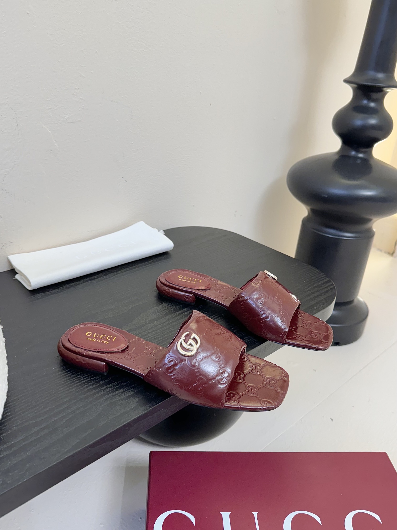 
Gucci 古驰顶级品质
面料：牛皮/字母
内里／垫脚牛皮
大底：原版意大利真皮底
码数：35-42（