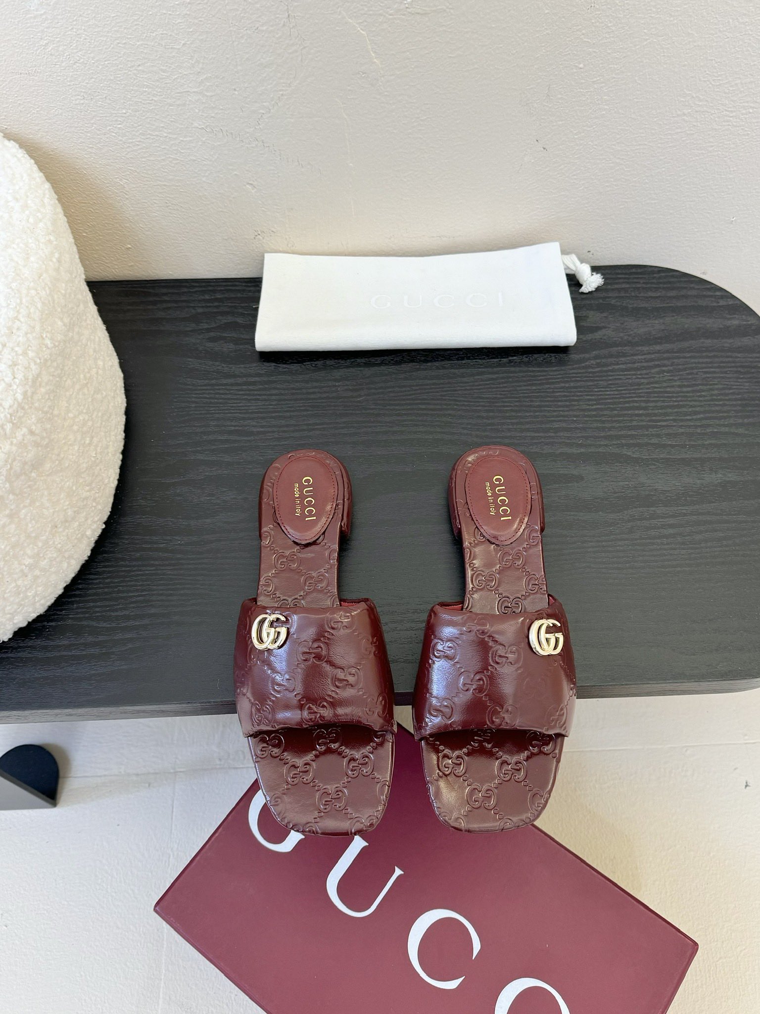 
Gucci 古驰顶级品质
面料：牛皮/字母
内里／垫脚牛皮
大底：原版意大利真皮底
码数：35-42（
