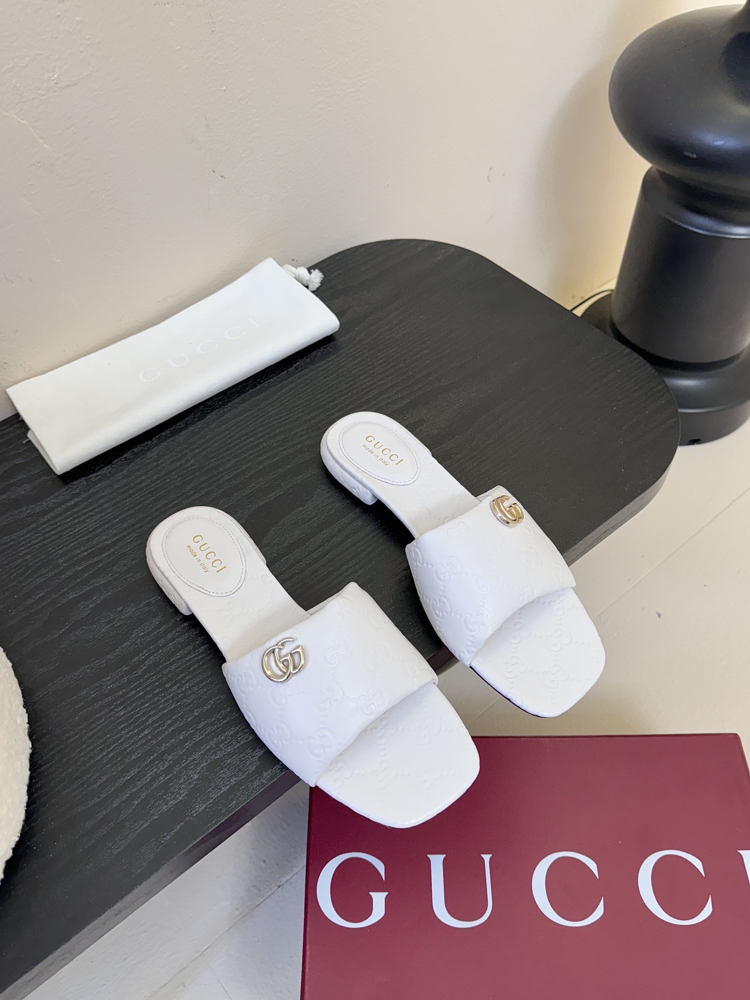 
Gucci 古驰顶级品质
面料：牛皮/字母
内里／垫脚牛皮
大底：原版意大利真皮底
码数：35-42（