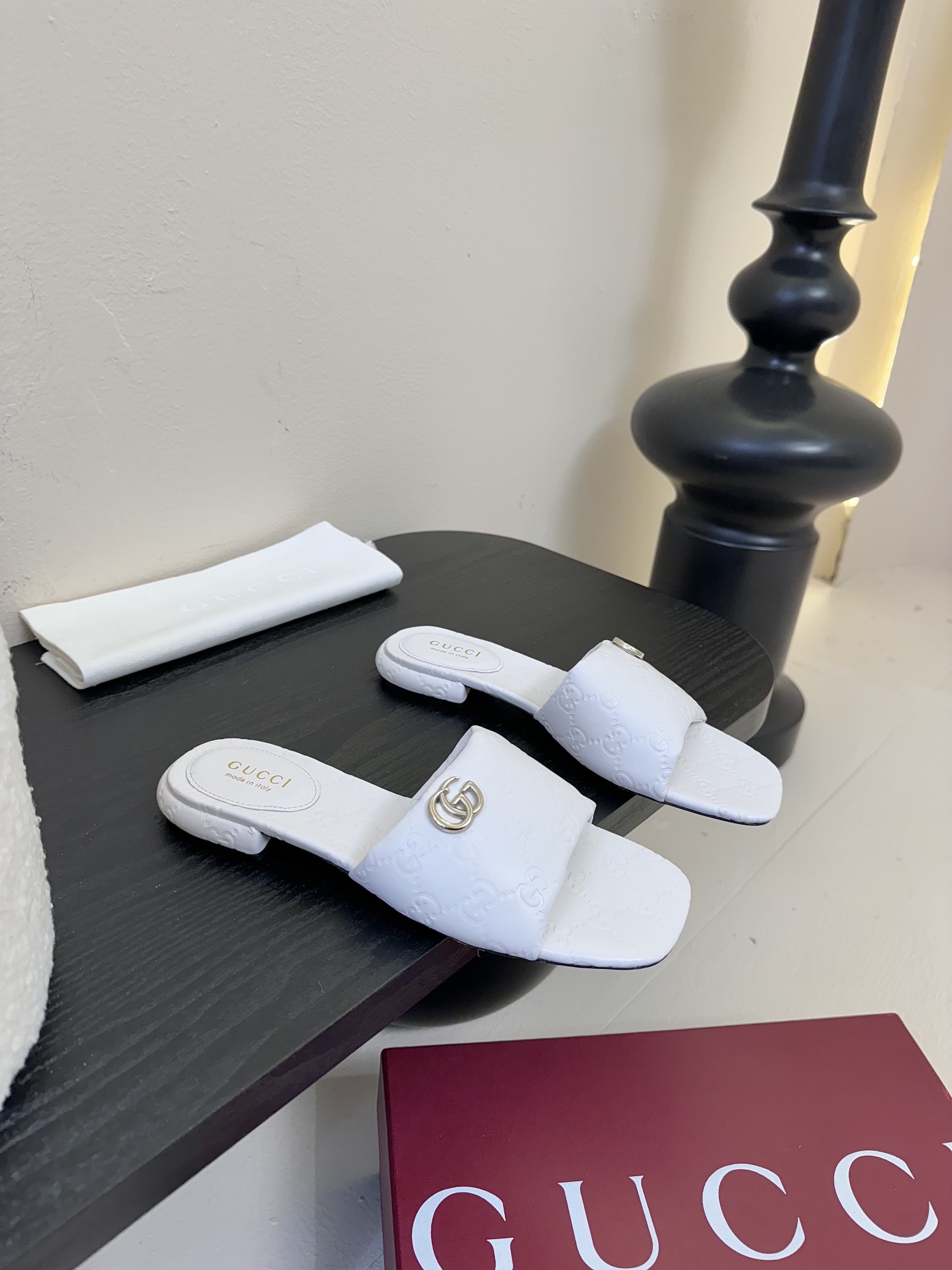 
Gucci 古驰顶级品质
面料：牛皮/字母
内里／垫脚牛皮
大底：原版意大利真皮底
码数：35-42（
