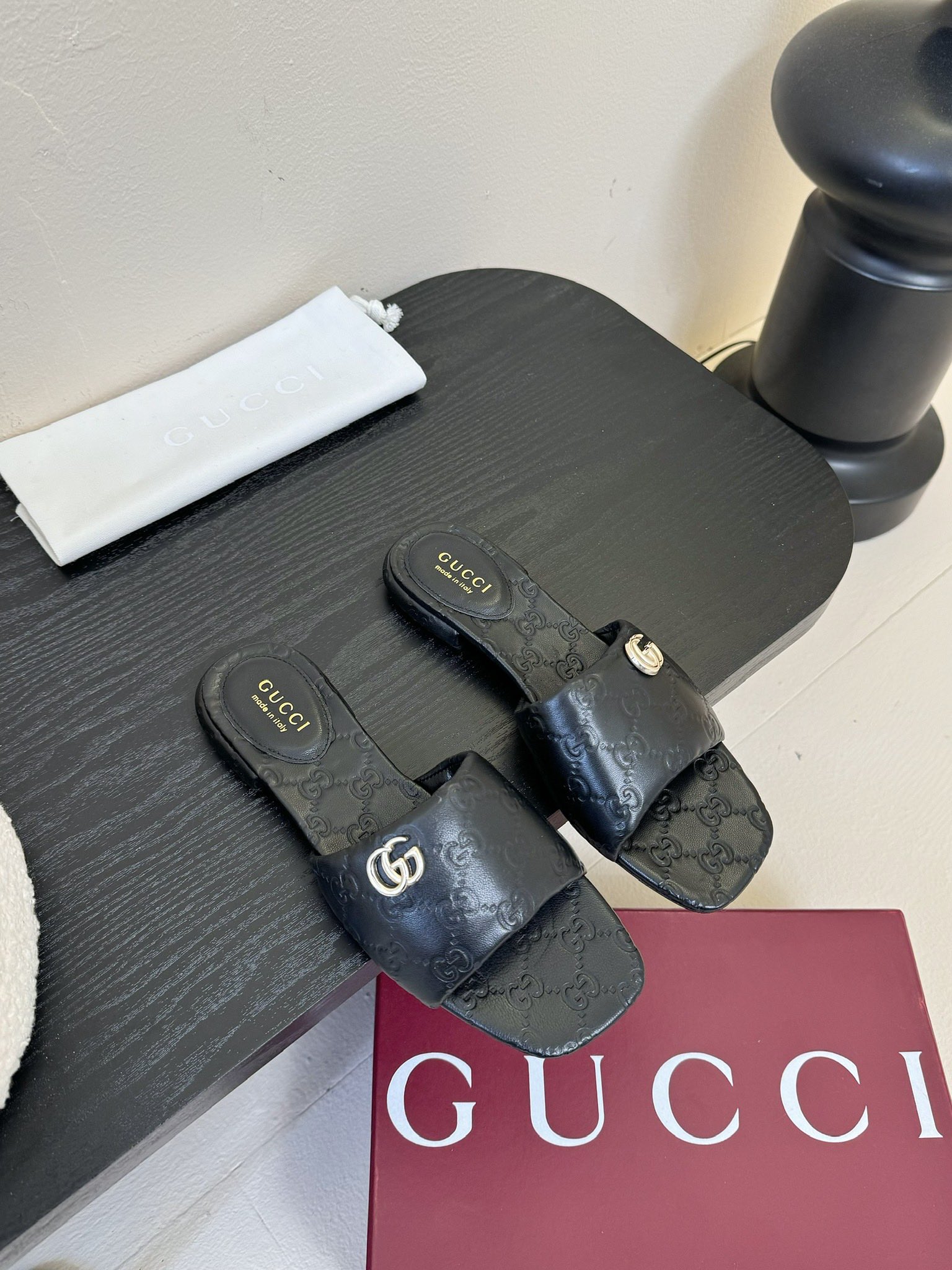 
Gucci 古驰顶级品质
面料：牛皮/字母
内里／垫脚牛皮
大底：原版意大利真皮底
码数：35-42（