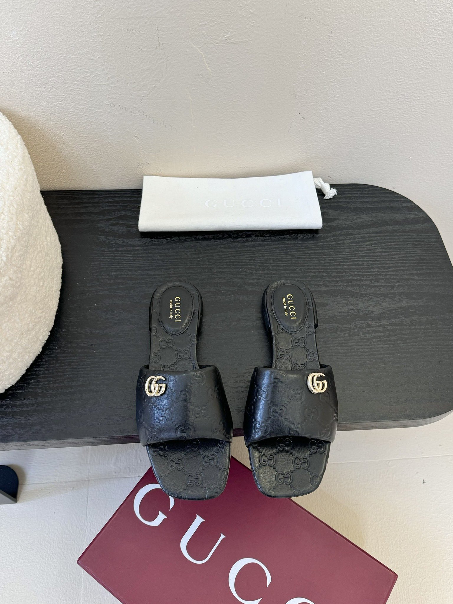 
Gucci 古驰顶级品质
面料：牛皮/字母
内里／垫脚牛皮
大底：原版意大利真皮底
码数：35-42（