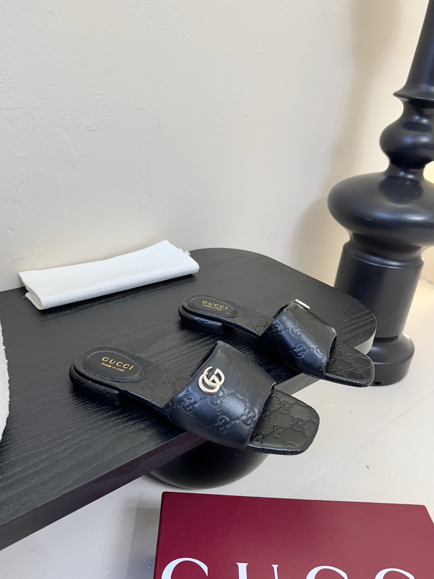 
Gucci 古驰顶级品质
面料：牛皮/字母
内里／垫脚牛皮
大底：原版意大利真皮底
码数：35-42（
