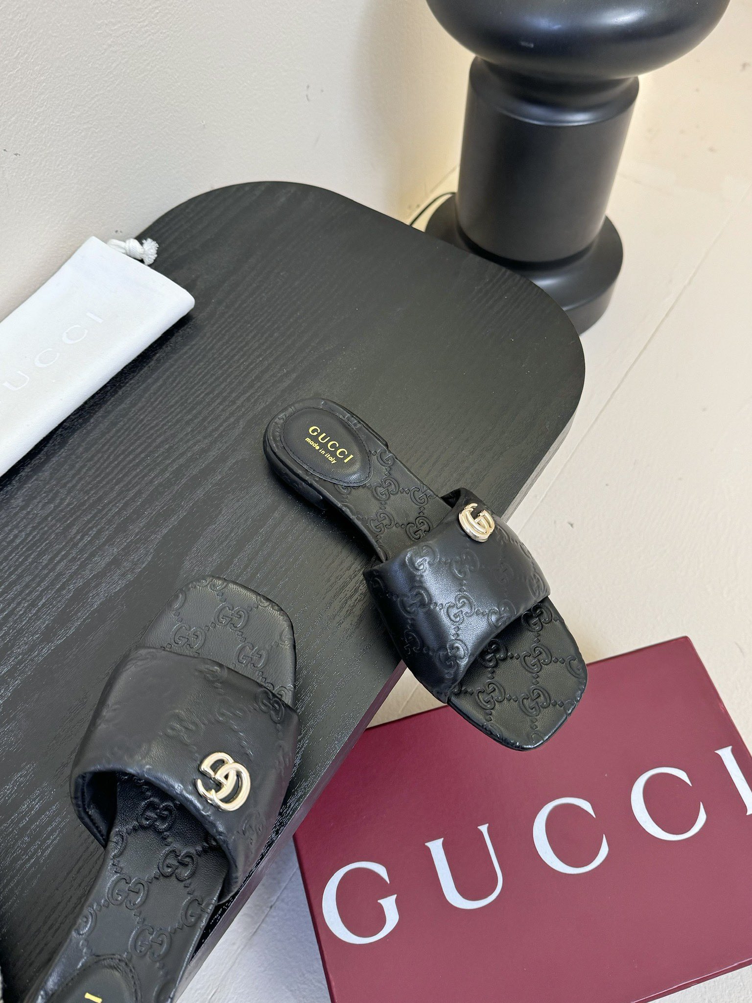 
Gucci 古驰顶级品质
面料：牛皮/字母
内里／垫脚牛皮
大底：原版意大利真皮底
码数：35-42（
