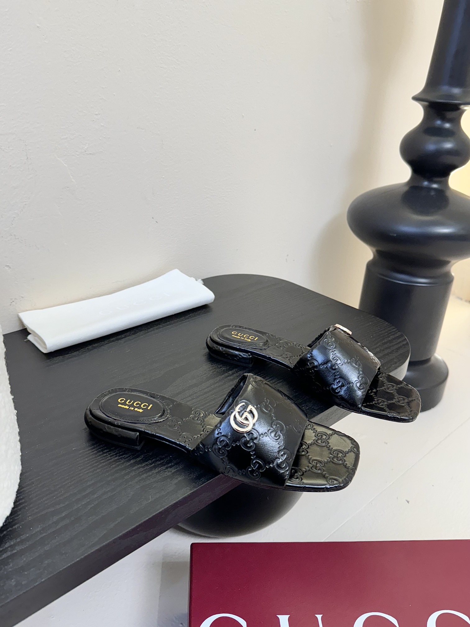 
Gucci 古驰顶级品质
面料：牛皮/字母
内里／垫脚牛皮
大底：原版意大利真皮底
码数：35-42（