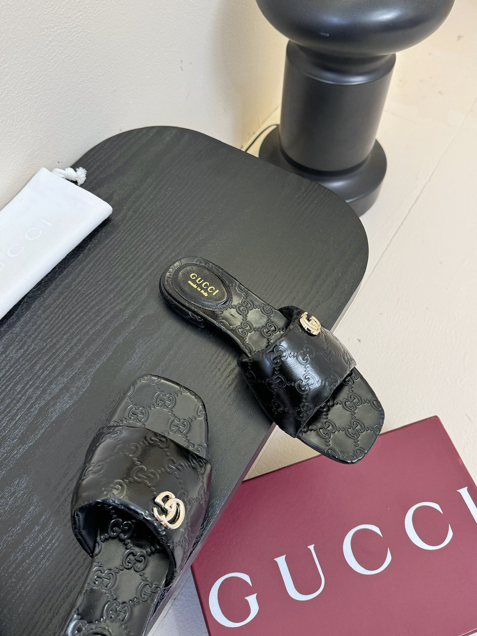 
Gucci 古驰顶级品质
面料：牛皮/字母
内里／垫脚牛皮
大底：原版意大利真皮底
码数：35-42（