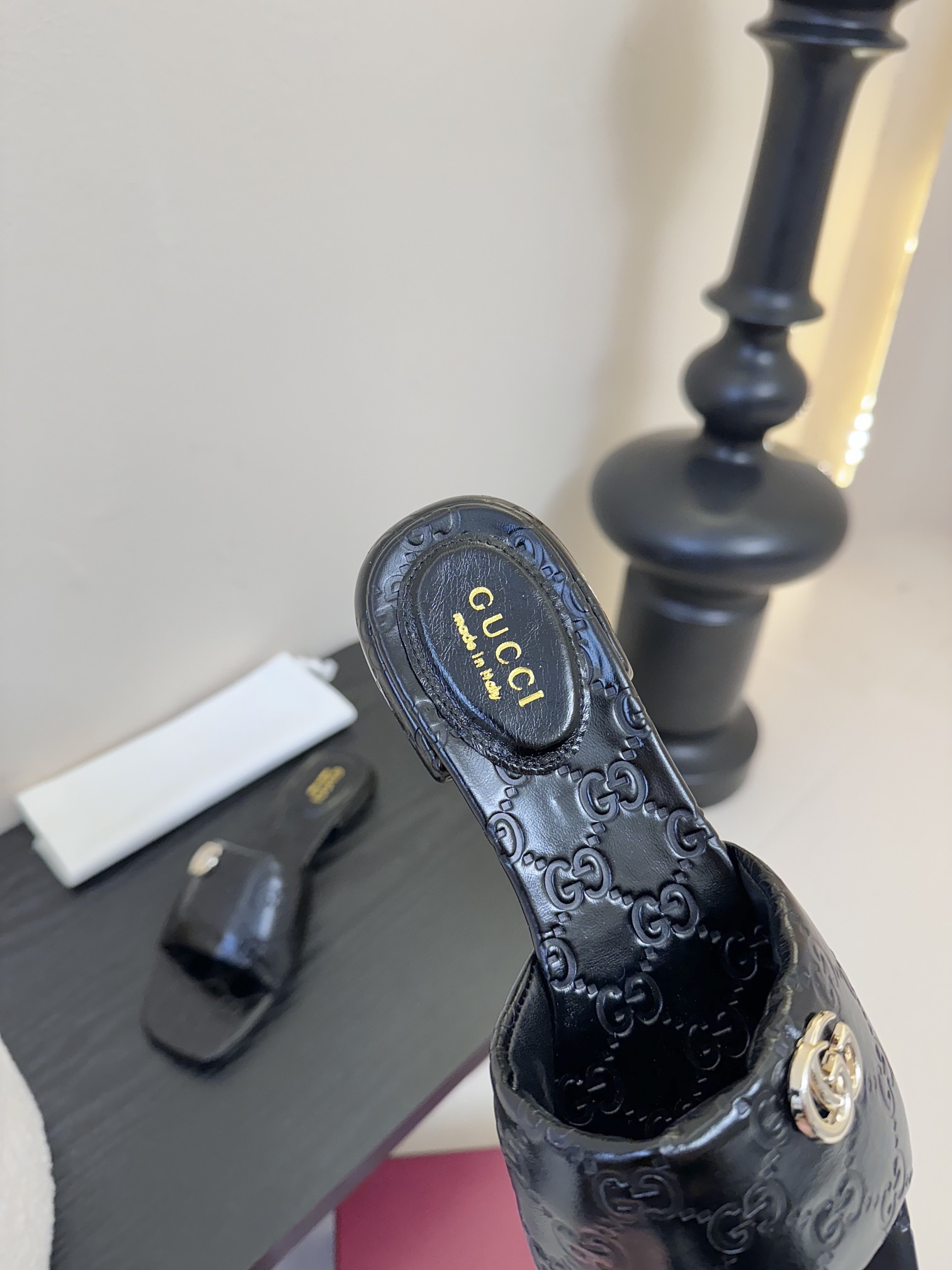 
Gucci 古驰顶级品质
面料：牛皮/字母
内里／垫脚牛皮
大底：原版意大利真皮底
码数：35-42（