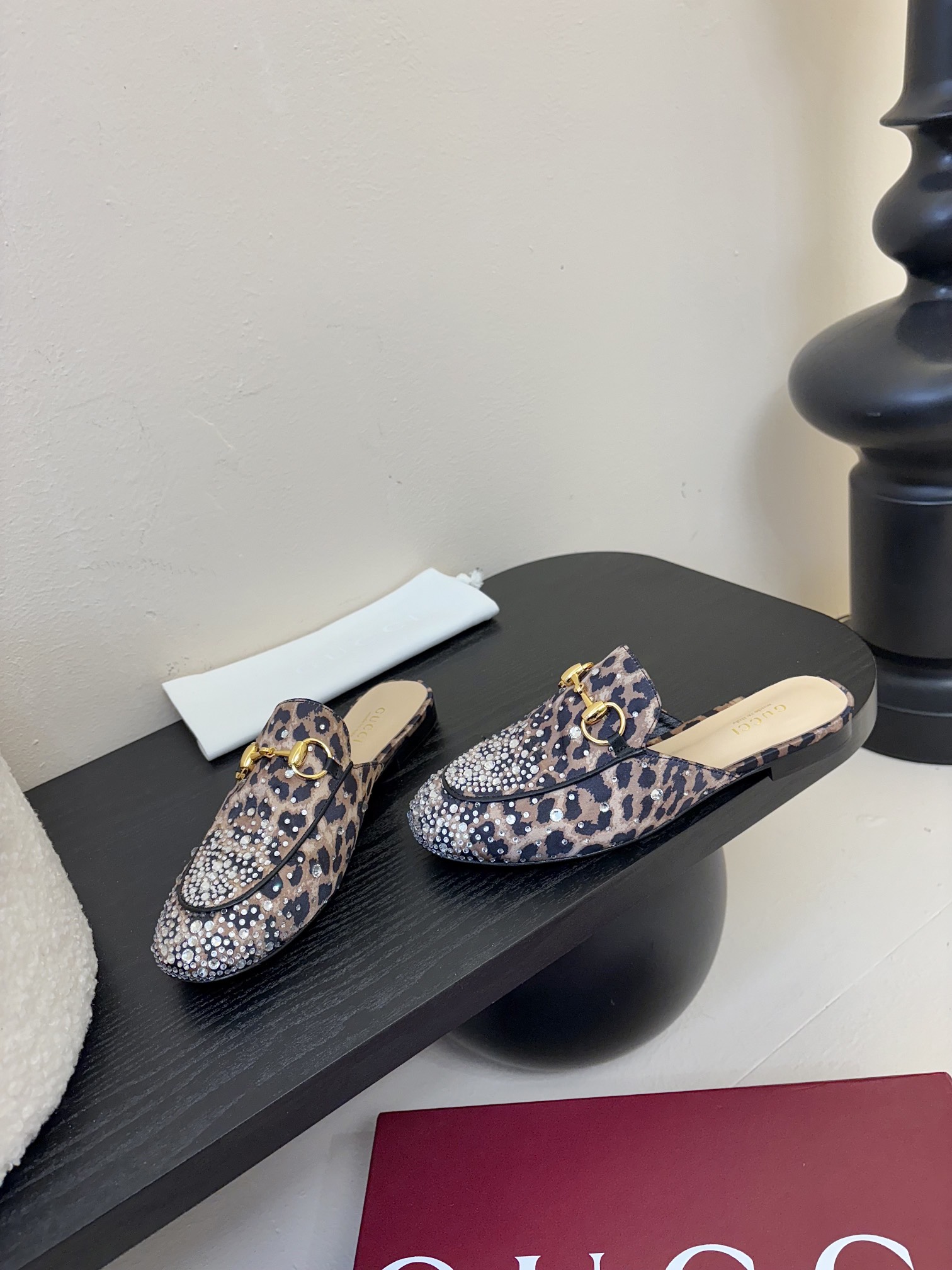
Gucci 古驰顶级品质
面料：豹纹丝绸
内里／垫脚羊皮里
大底：原版意大利真皮底
码数：35-42（