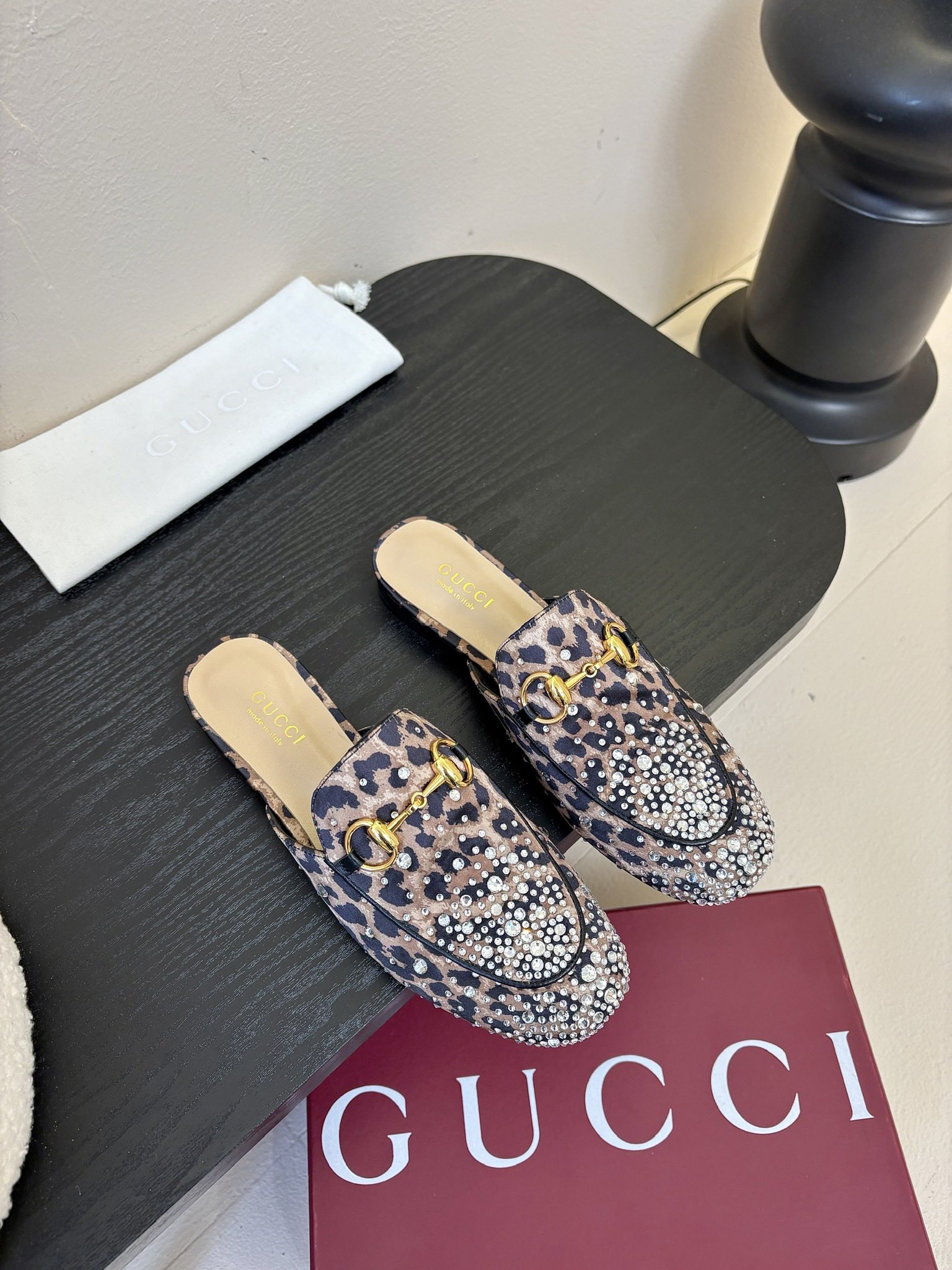 
Gucci 古驰顶级品质
面料：豹纹丝绸
内里／垫脚羊皮里
大底：原版意大利真皮底
码数：35-42（