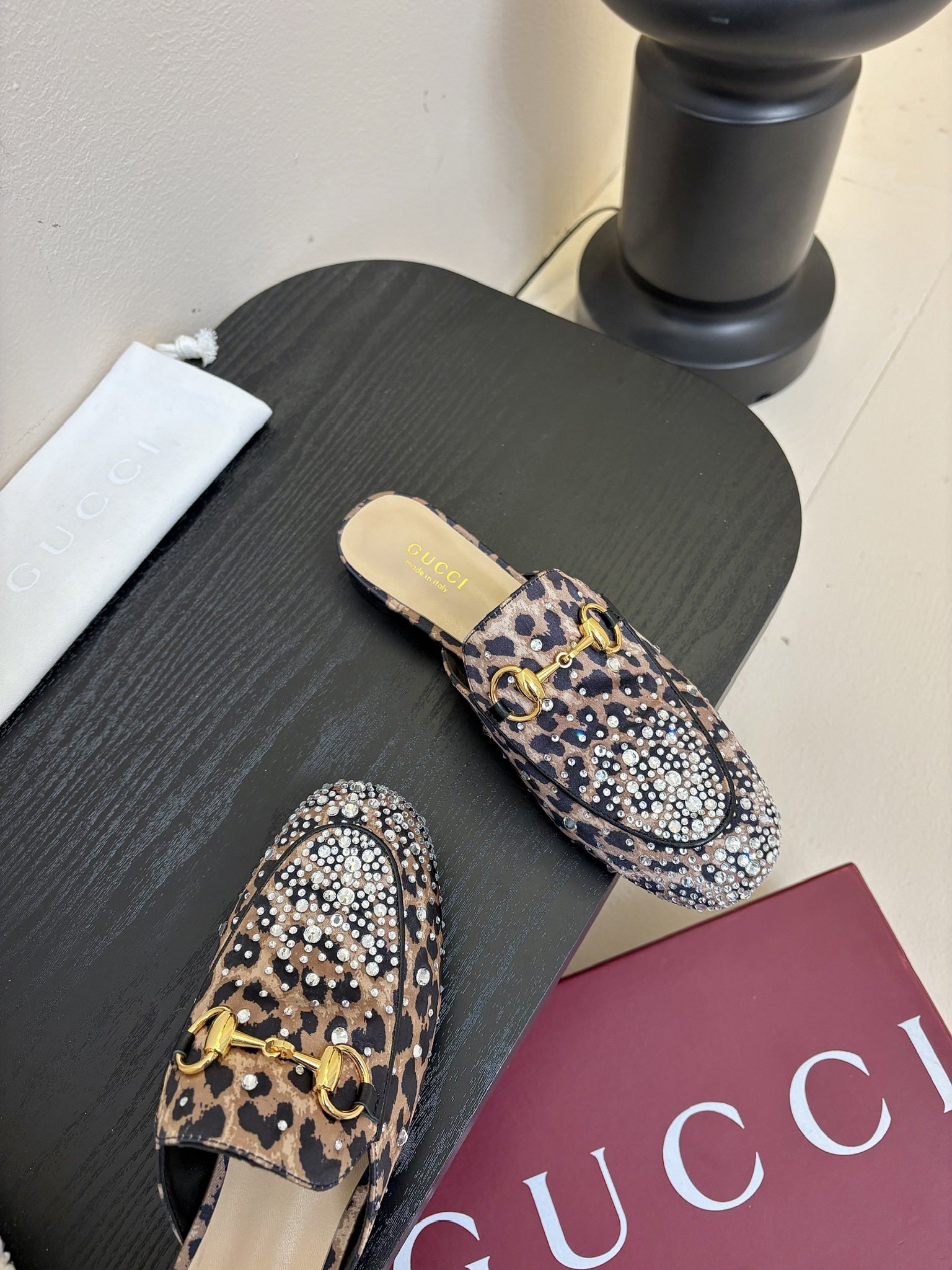 
Gucci 古驰顶级品质
面料：豹纹丝绸
内里／垫脚羊皮里
大底：原版意大利真皮底
码数：35-42（