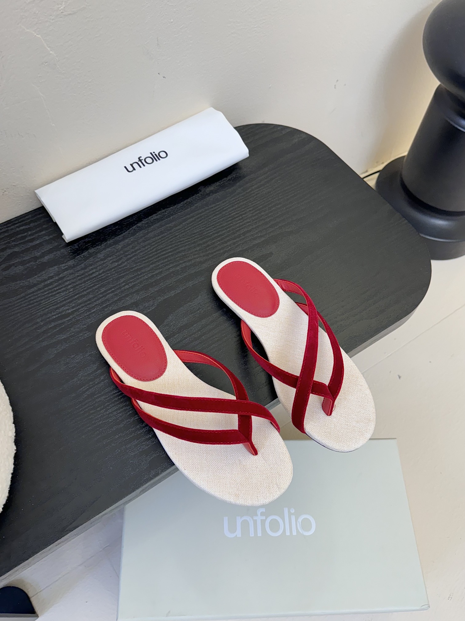  UNFOLIO 𝟐𝟓𝐀𝐖春夏新品极简编织人字拖平底麻布拖鞋！
时尚宠儿看过来 简直是时尚圈新宠 简易编