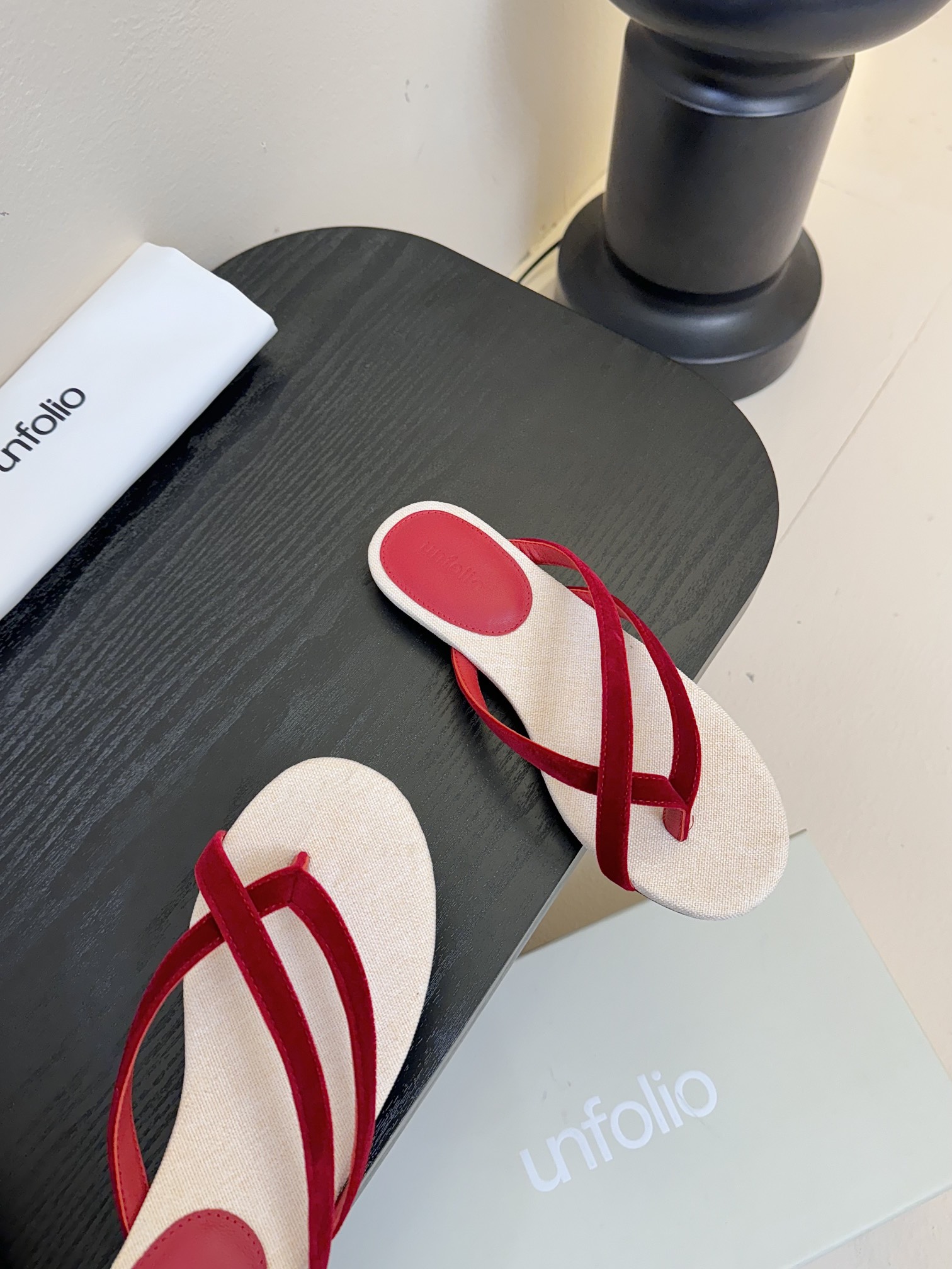  UNFOLIO 𝟐𝟓𝐀𝐖春夏新品极简编织人字拖平底麻布拖鞋！
时尚宠儿看过来 简直是时尚圈新宠 简易编