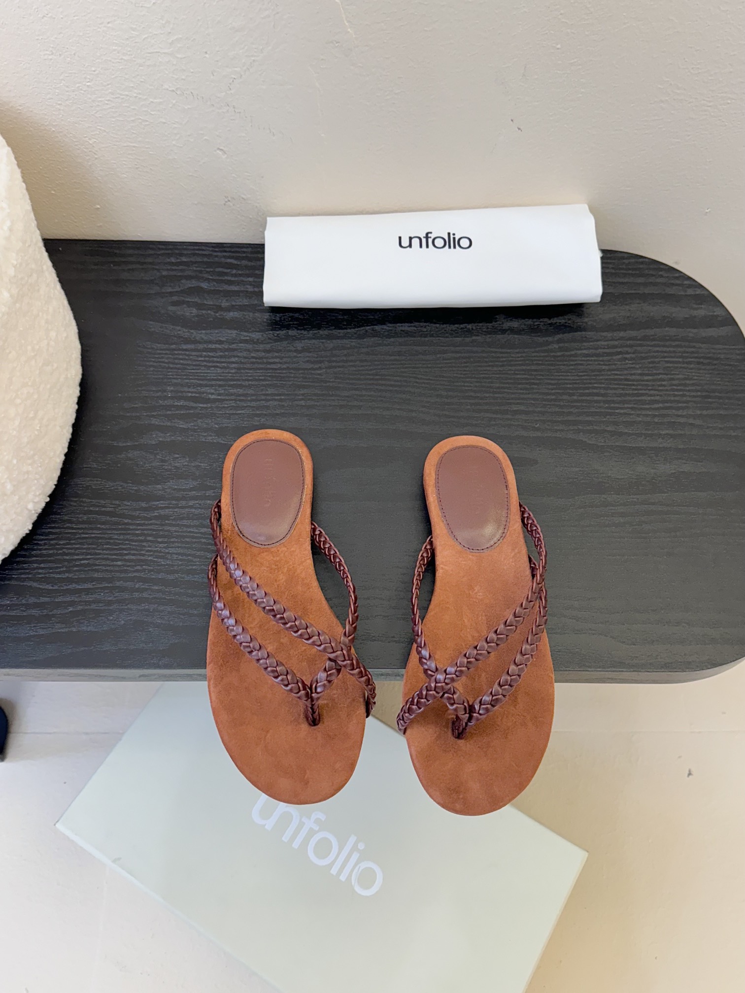  UNFOLIO 𝟐𝟓𝐀𝐖春夏新品极简编织人字拖平底麻布拖鞋！
时尚宠儿看过来 简直是时尚圈新宠 简易编