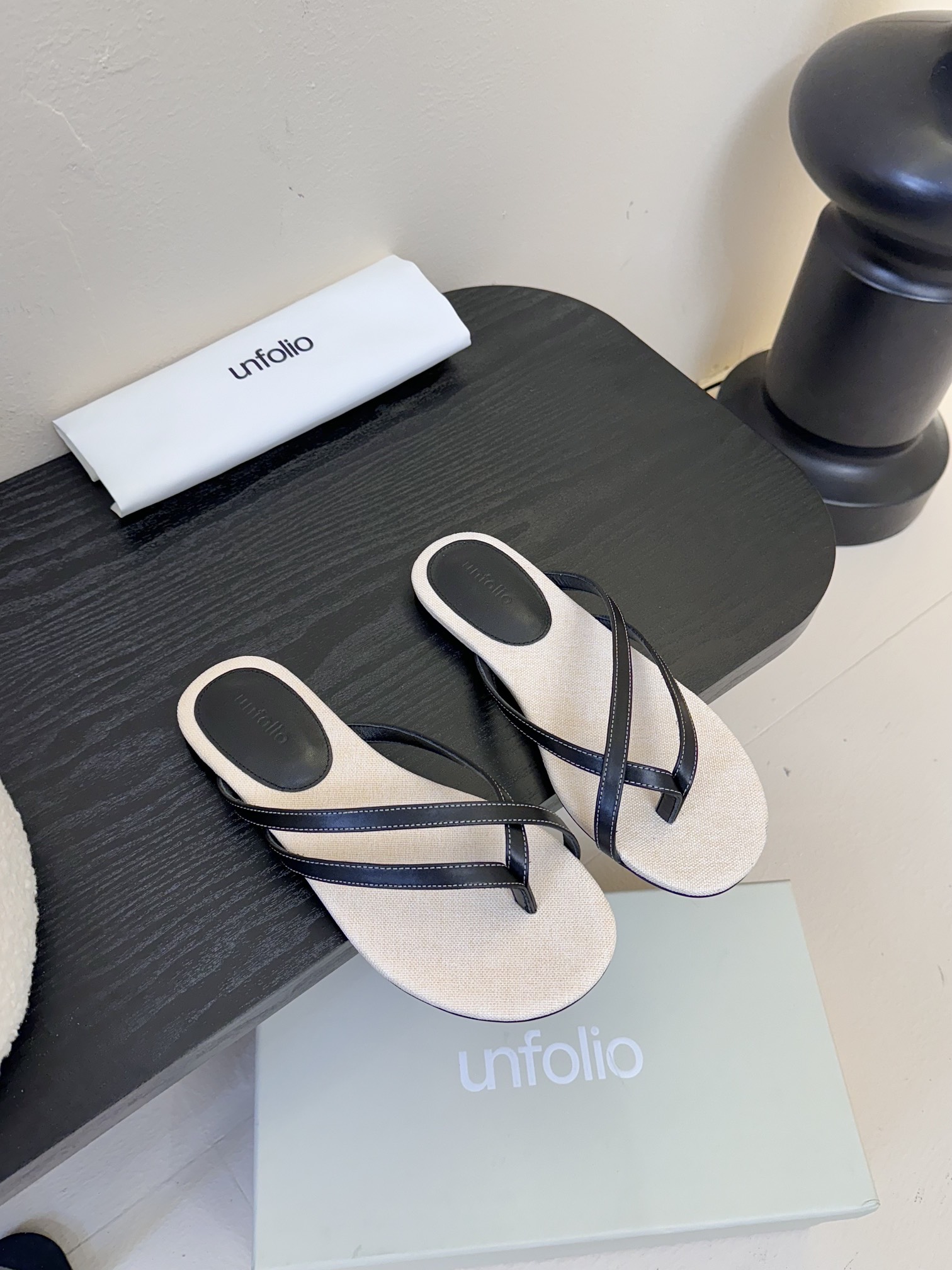  UNFOLIO 𝟐𝟓𝐀𝐖春夏新品极简编织人字拖平底麻布拖鞋！
时尚宠儿看过来 简直是时尚圈新宠 简易编