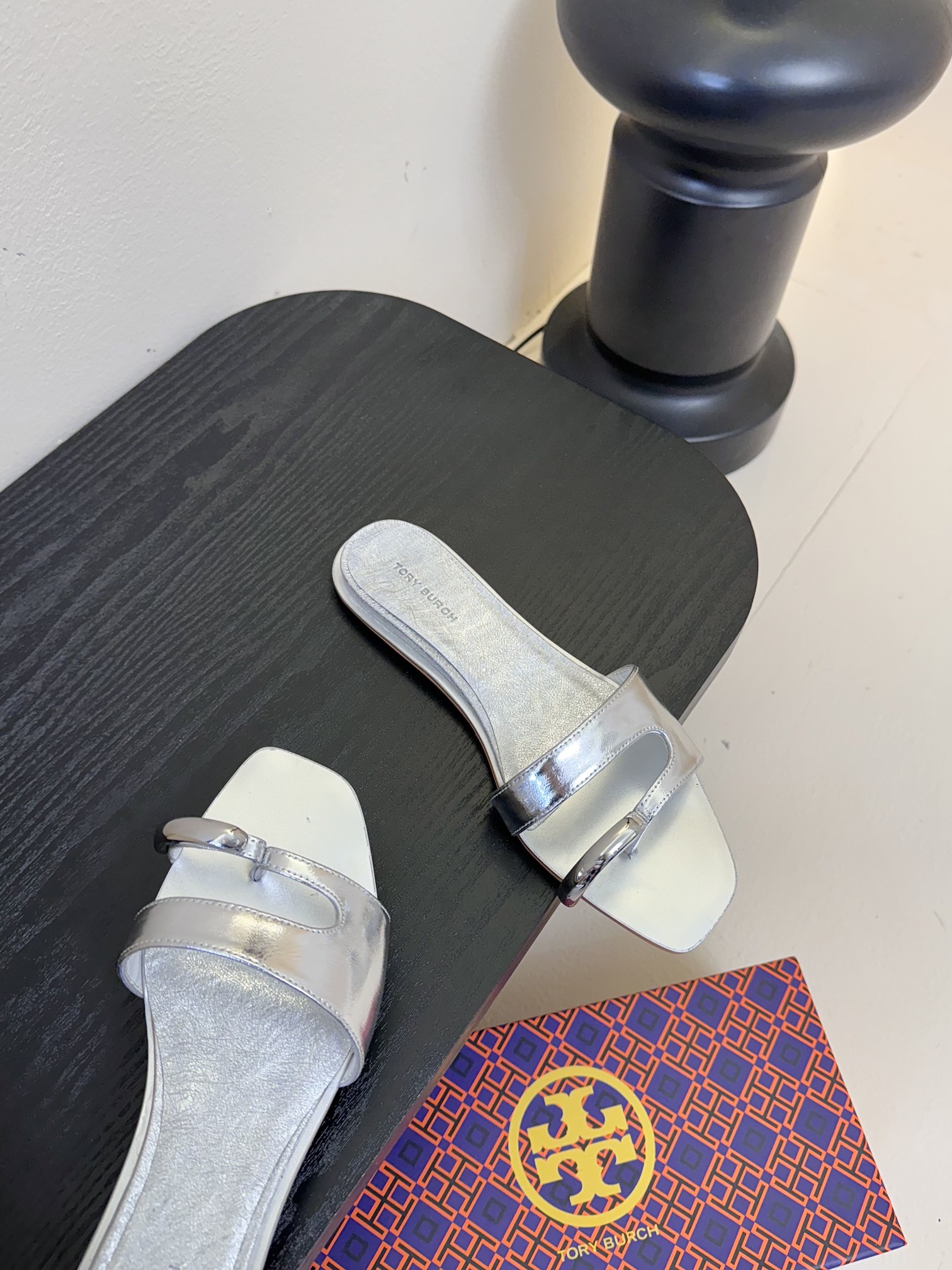 
ToryBurc*秀款鞋跟倒置于鞋底戒指拖鞋

这款拖鞋不仅时尚，它采用了倒置式的设计，将鞋跟倒置于鞋