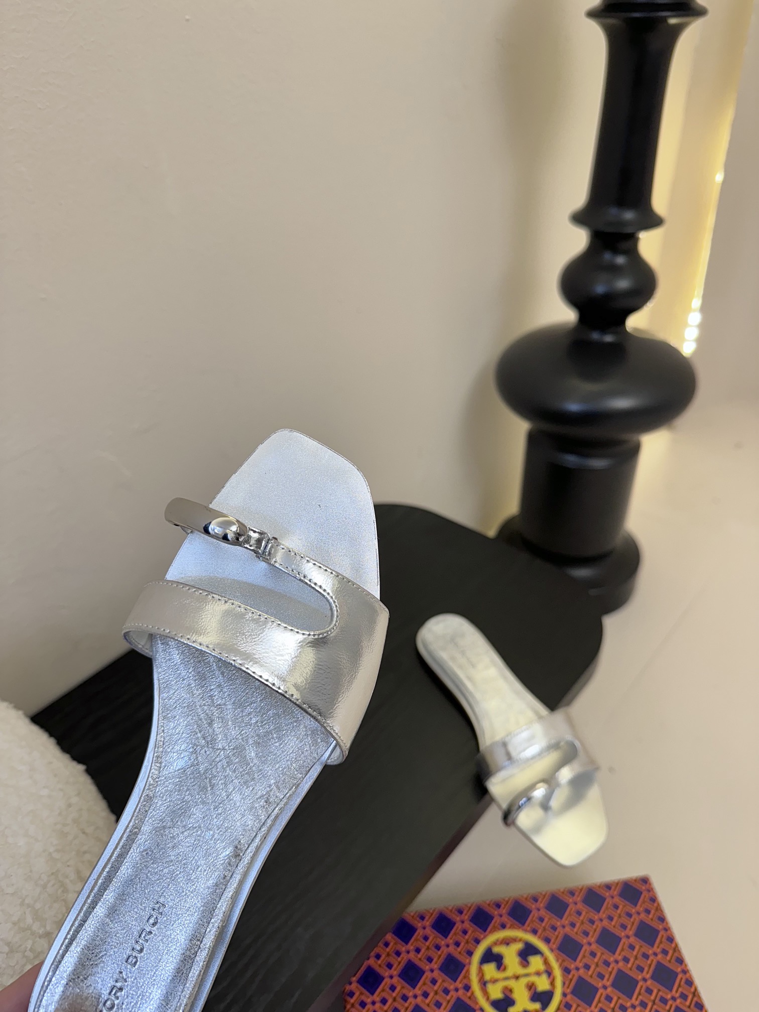 
ToryBurc*秀款鞋跟倒置于鞋底戒指拖鞋

这款拖鞋不仅时尚，它采用了倒置式的设计，将鞋跟倒置于鞋