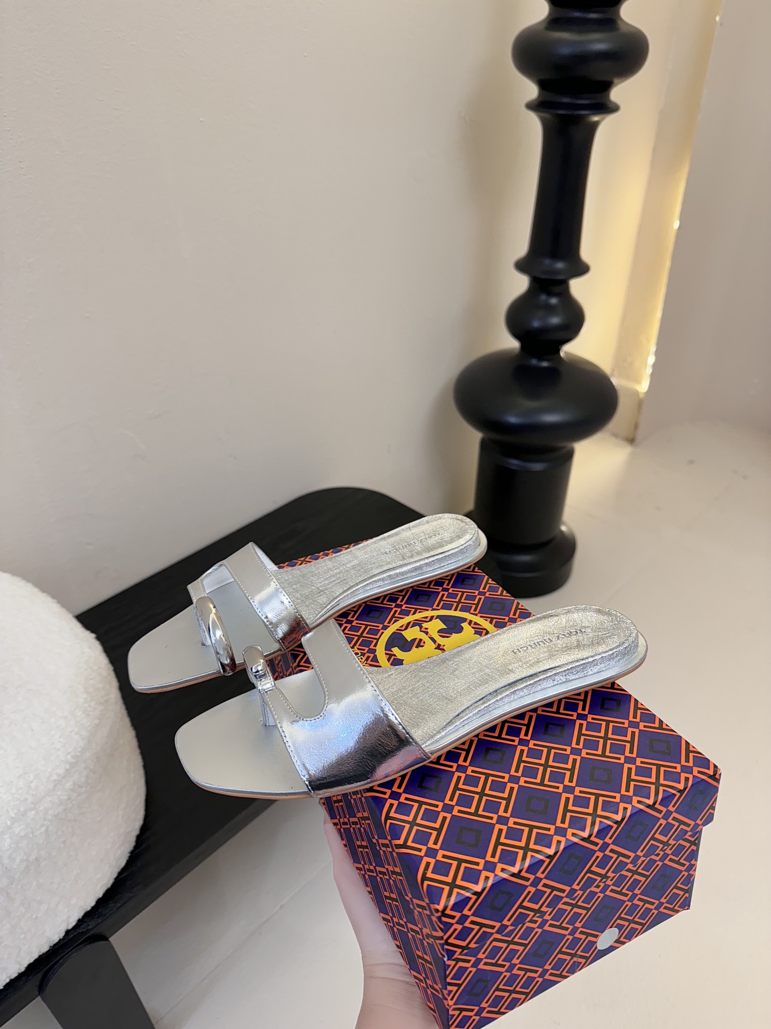 
ToryBurc*秀款鞋跟倒置于鞋底戒指拖鞋

这款拖鞋不仅时尚，它采用了倒置式的设计，将鞋跟倒置于鞋