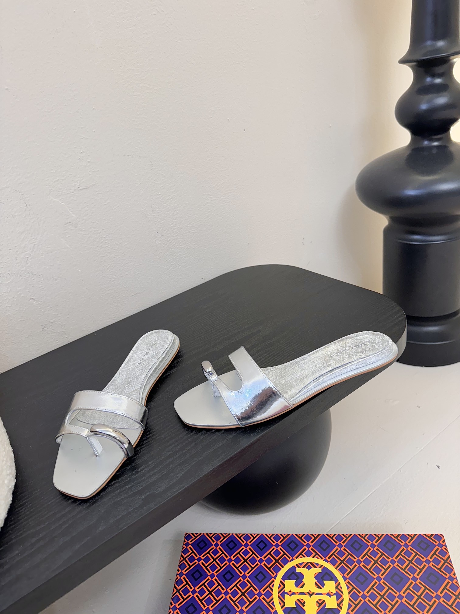 
ToryBurc*秀款鞋跟倒置于鞋底戒指拖鞋

这款拖鞋不仅时尚，它采用了倒置式的设计，将鞋跟倒置于鞋