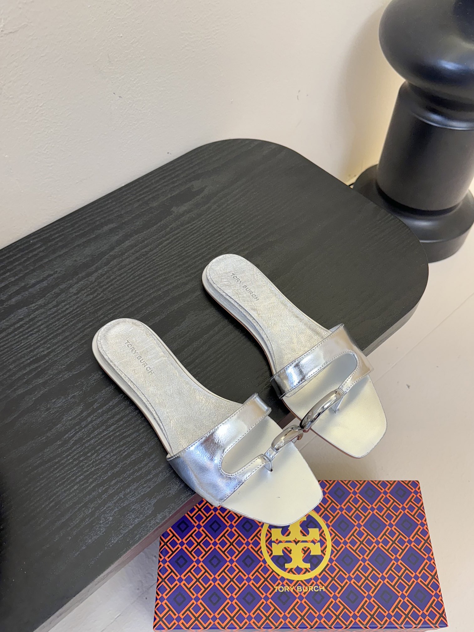 
ToryBurc*秀款鞋跟倒置于鞋底戒指拖鞋

这款拖鞋不仅时尚，它采用了倒置式的设计，将鞋跟倒置于鞋