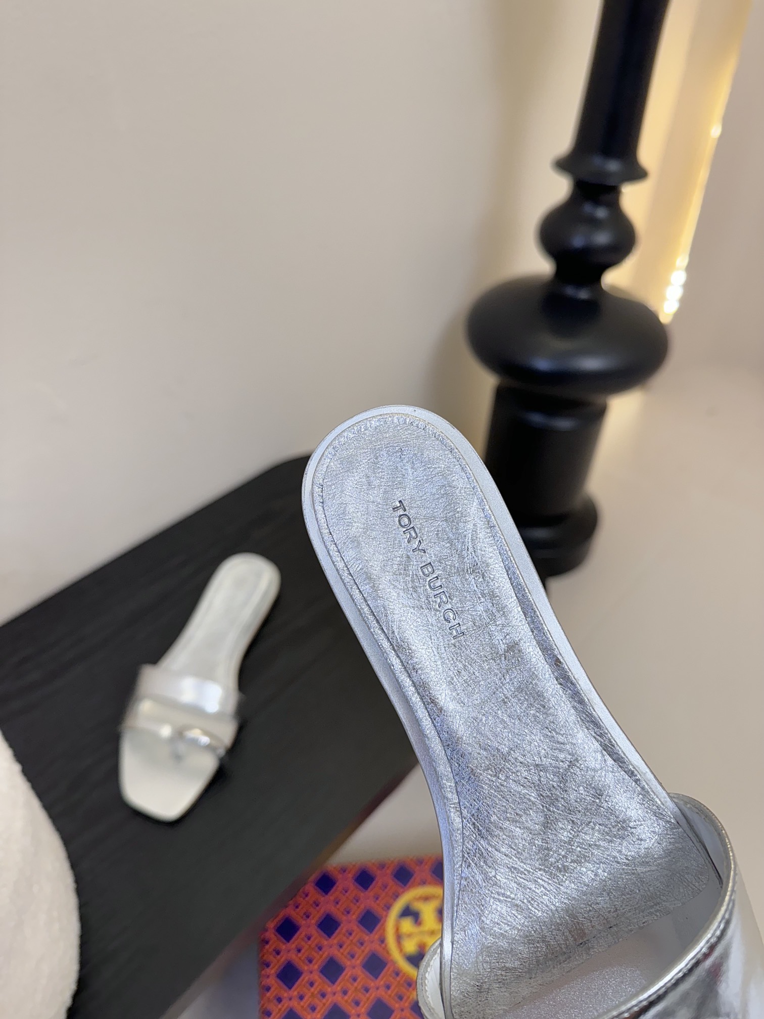 
ToryBurc*秀款鞋跟倒置于鞋底戒指拖鞋

这款拖鞋不仅时尚，它采用了倒置式的设计，将鞋跟倒置于鞋