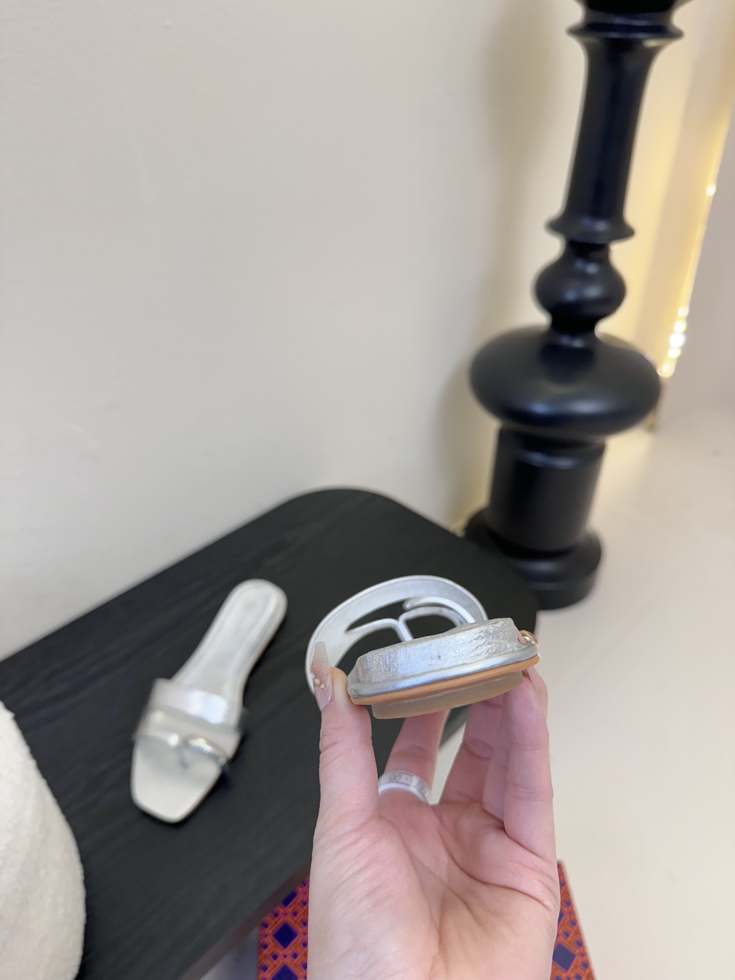 
ToryBurc*秀款鞋跟倒置于鞋底戒指拖鞋

这款拖鞋不仅时尚，它采用了倒置式的设计，将鞋跟倒置于鞋