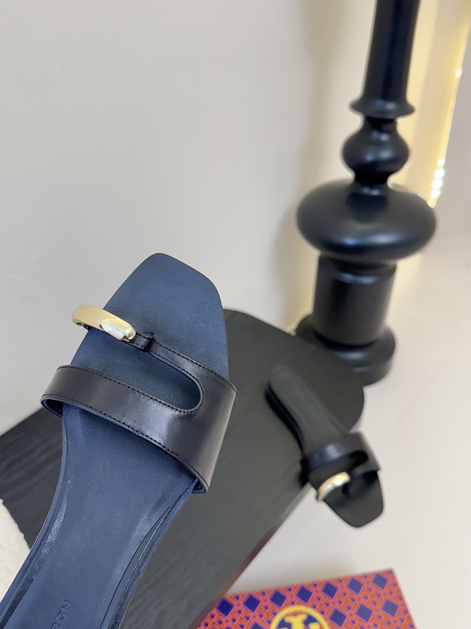
ToryBurc*秀款鞋跟倒置于鞋底戒指拖鞋

这款拖鞋不仅时尚，它采用了倒置式的设计，将鞋跟倒置于鞋