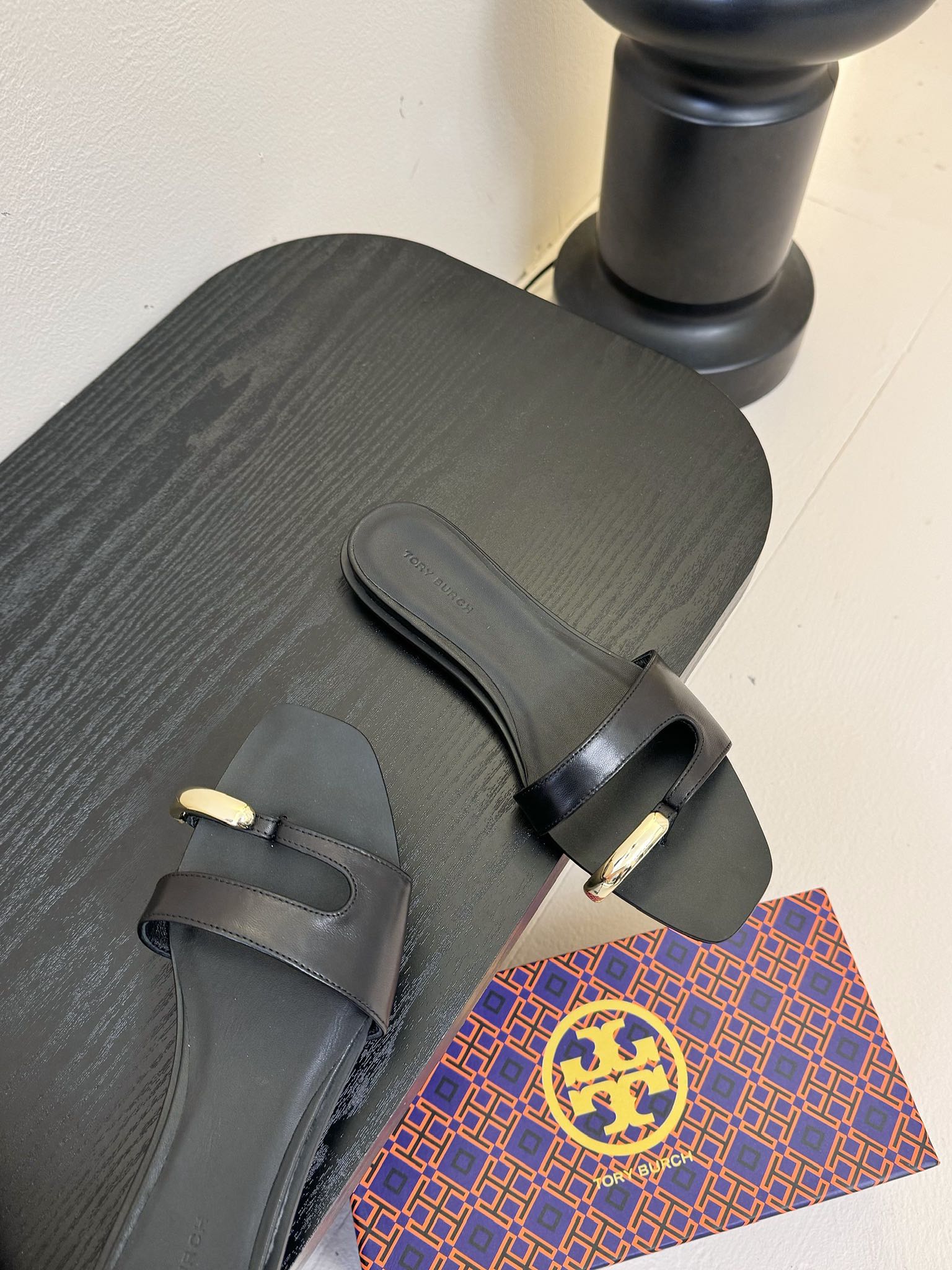 
ToryBurc*秀款鞋跟倒置于鞋底戒指拖鞋

这款拖鞋不仅时尚，它采用了倒置式的设计，将鞋跟倒置于鞋