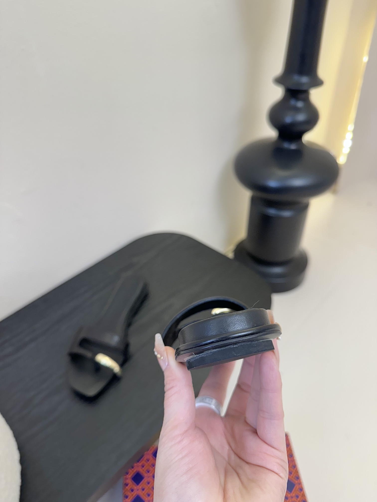 
ToryBurc*秀款鞋跟倒置于鞋底戒指拖鞋

这款拖鞋不仅时尚，它采用了倒置式的设计，将鞋跟倒置于鞋