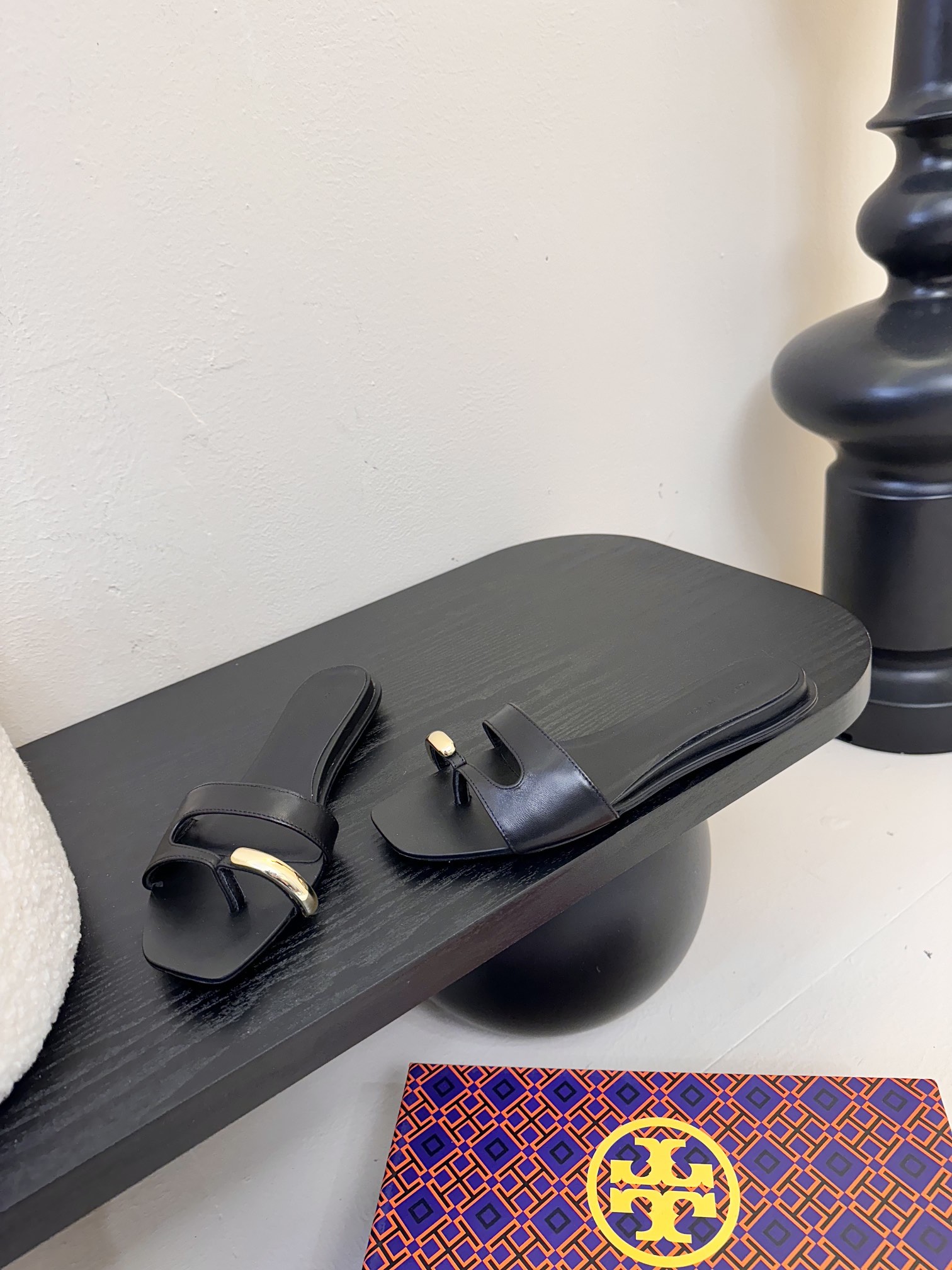 
ToryBurc*秀款鞋跟倒置于鞋底戒指拖鞋

这款拖鞋不仅时尚，它采用了倒置式的设计，将鞋跟倒置于鞋