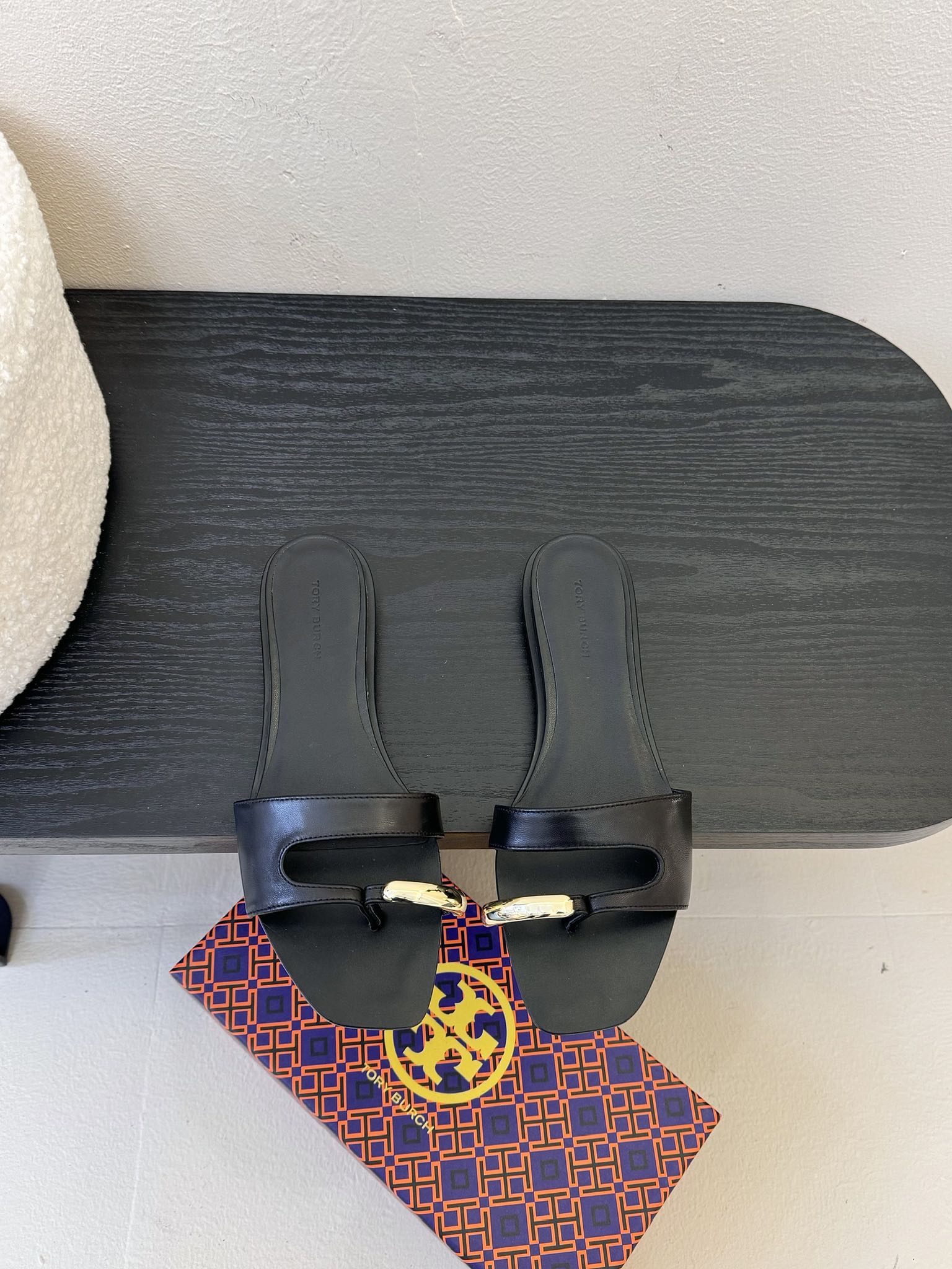 
ToryBurc*秀款鞋跟倒置于鞋底戒指拖鞋

这款拖鞋不仅时尚，它采用了倒置式的设计，将鞋跟倒置于鞋