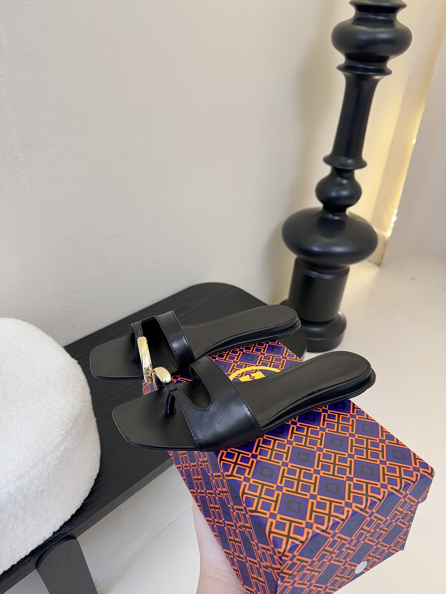 
ToryBurc*秀款鞋跟倒置于鞋底戒指拖鞋

这款拖鞋不仅时尚，它采用了倒置式的设计，将鞋跟倒置于鞋